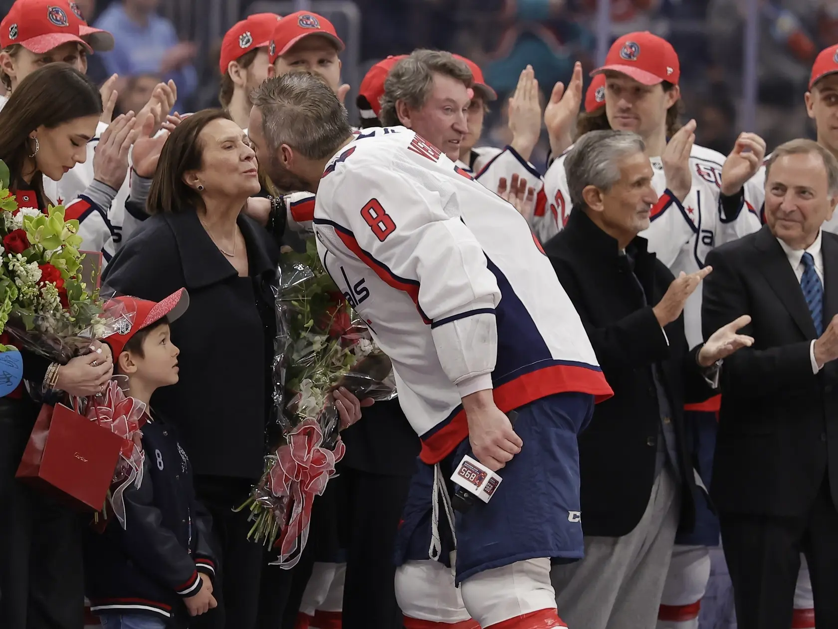 Veľké oslavy rekordného gólu Alexandra Ovečkina v NHL.