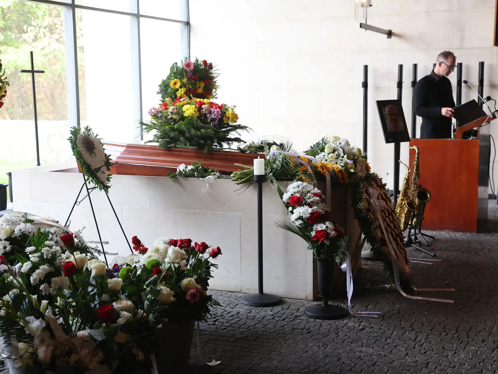 Pohreb Richard Šimurka († 55), manžela Katky Feldekovej (46). Pri rakve je postavené veľké srdce z kvetín a dva saxofóny. 