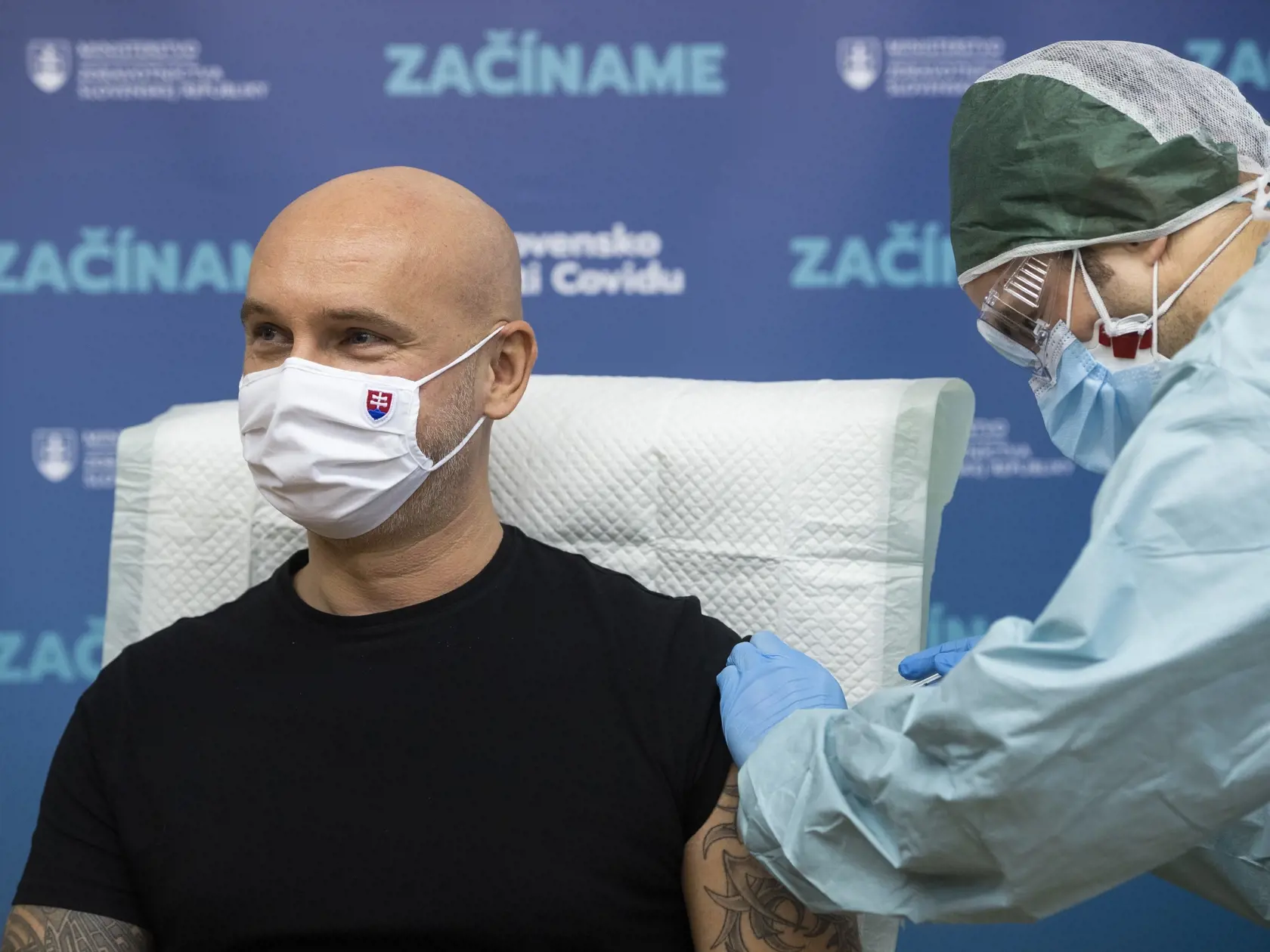 Minister školstva Branislav Gröhling počas očkovania