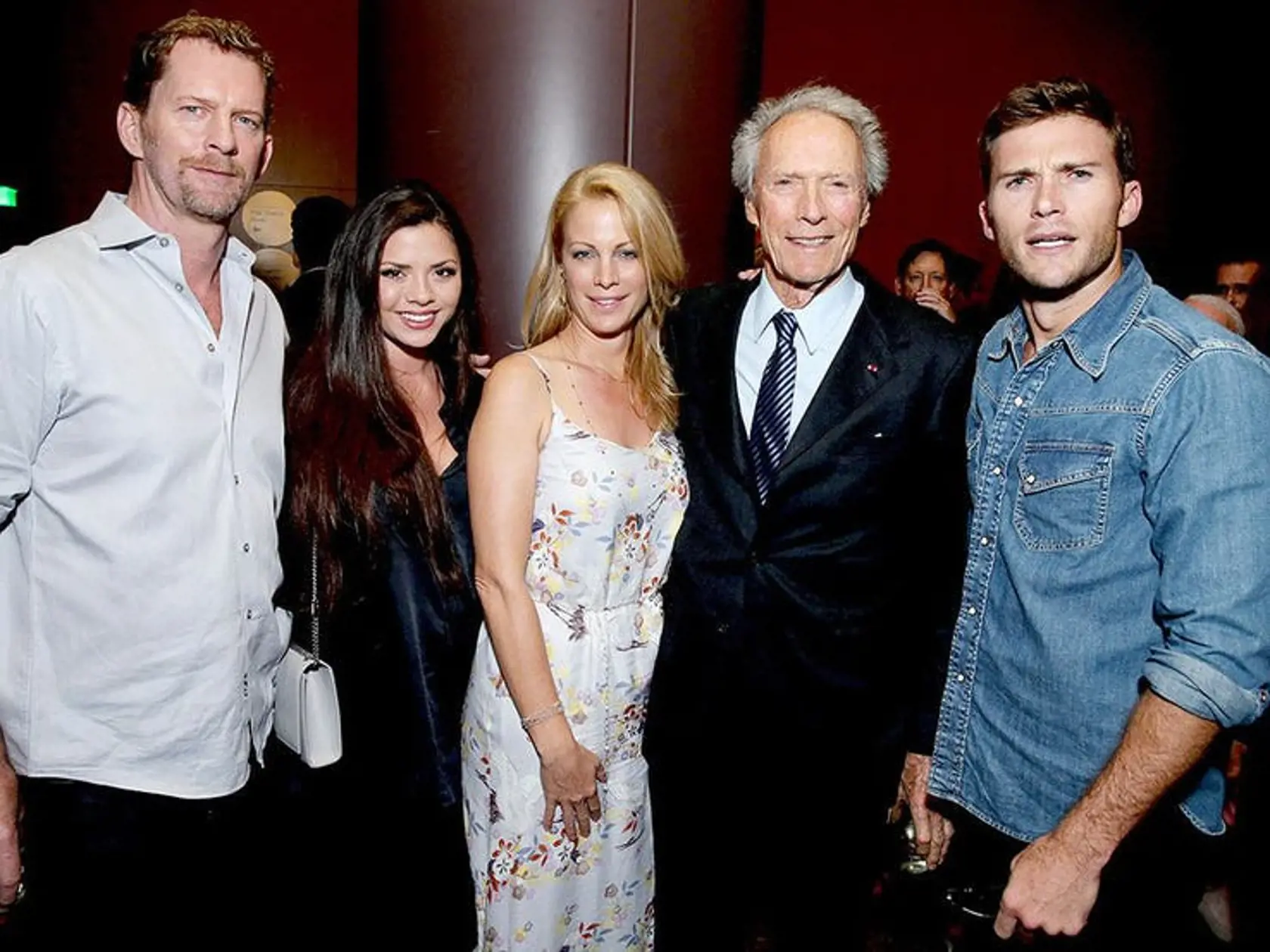 Clint Eastwood má 8 detí s 6 rôznymi ženami.
