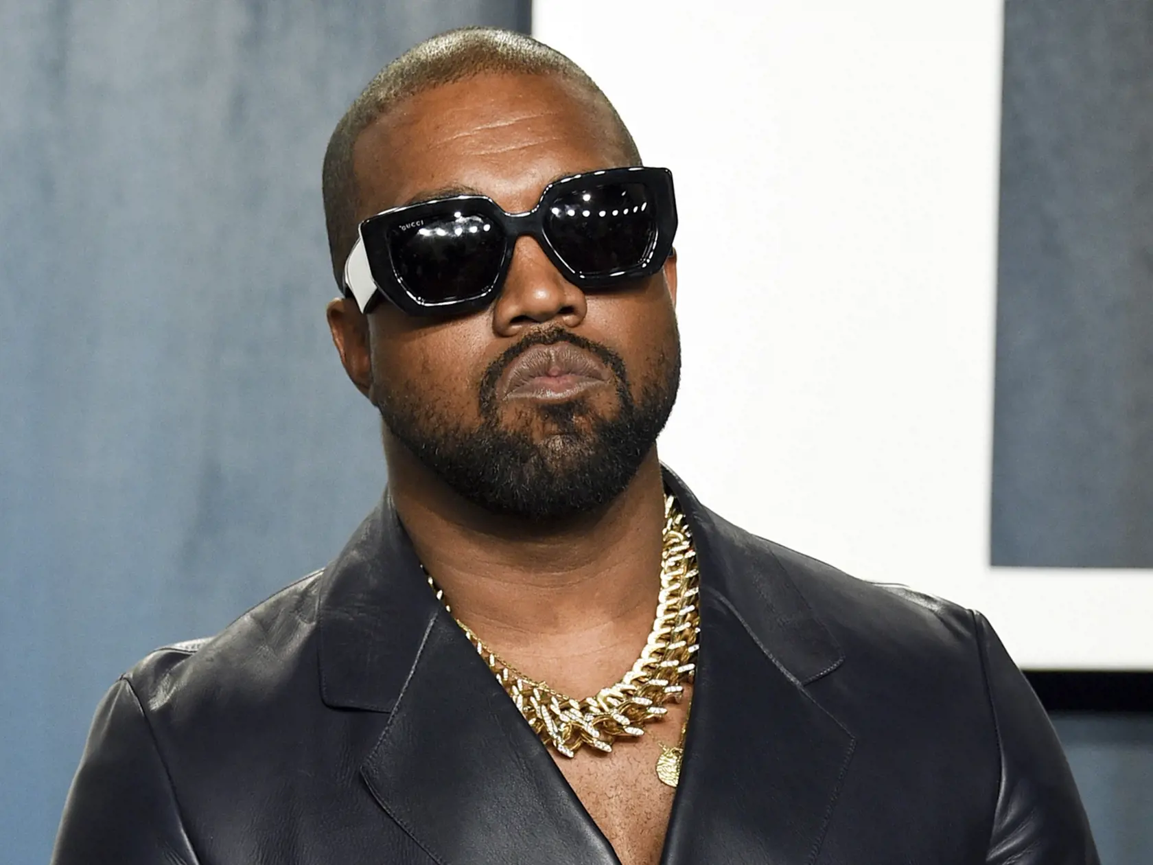 Na archívnej snímke z 9. februára 2020 americký rapper Kanye West prichádza na Vanity Fair Oscar Party v rámci  udeľovania cien Americkej filmovej akadémie v kalifornskom Beverly Hills. Kanye West, momentálne vystupujúci pod menom Ye, má zablokované účty na Twitteri a Instagrame. Spôsobili to jeho príspevky, ktoré obe spoločnosti vyhodnotili ako antisemitské.