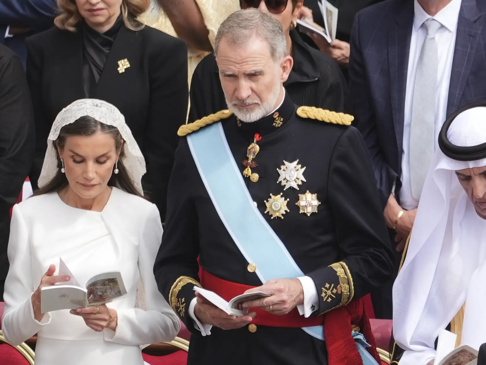 Španielsky kráľ Filip VI. (uprostred) a španielska kráľovná Letizia (vľavo) sa učastnia na inauguračnej omši novozvoleného pápeža Leva XIV. na Námestí sv. Petra vo Vatikáne v nedeľu 18. mája 2025. V poradí 267. pápež pôvodom z USA sa tak oficiálne ujal funkcie najvyššieho predstaviteľa katolíckej cirkvi.