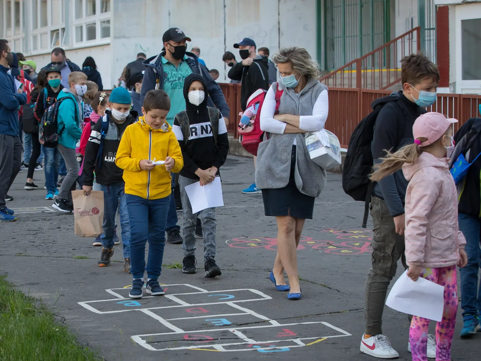Ministerstvo školstva odporúča, aby učiteľky trávili s deťmi väčšinu aktivít v exteriéri. Aj tam pre ne platí povinné nosenie rúšok. Rodičia by mali preto zvážiť vhodné oblečenie pre svoje dieťa.