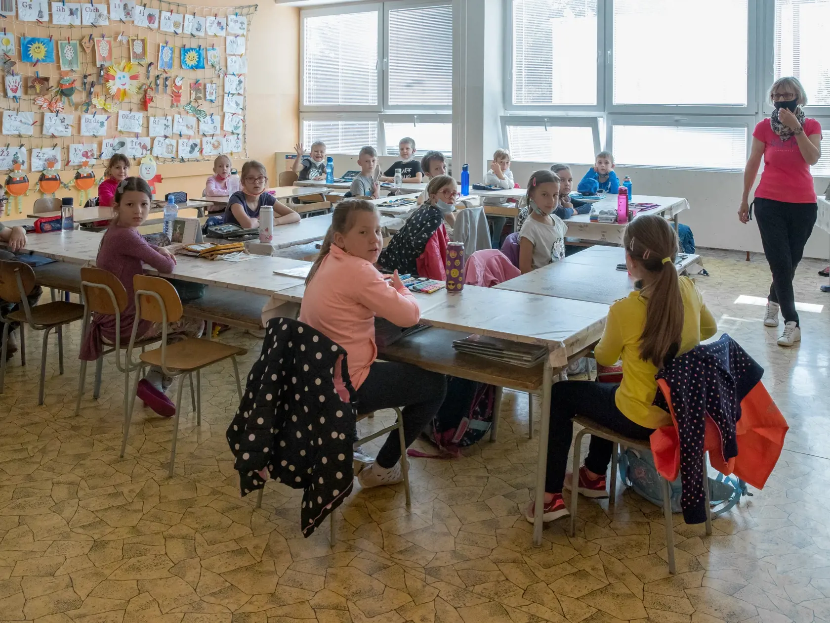 V materskej škole môže byť v skupinách najviac 15 detí, na ZŠ až 20. Vytvorené skupiny detí sa nebudú meniť, aj keď v nich klesne počet detí.