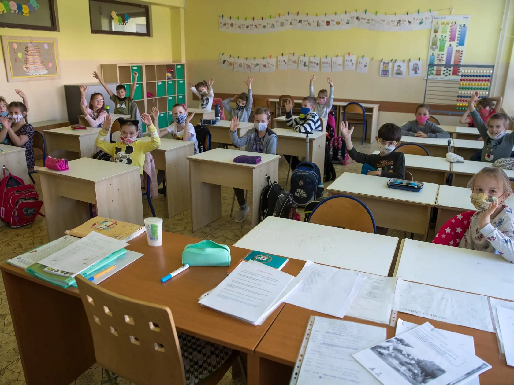 V materskej škole môže byť v skupinách najviac 15 detí, na ZŠ až 20. Vytvorené skupiny detí sa nebudú meniť, aj keď v nich klesne počet detí.