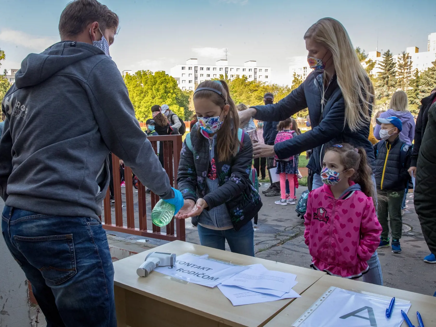 Vodiť a vyberať dieťa môže iba osoba žijúca s ním v jednej domácnosti. V prípade, ak to bude súrodenec, musí byť starší ako desať rokov.