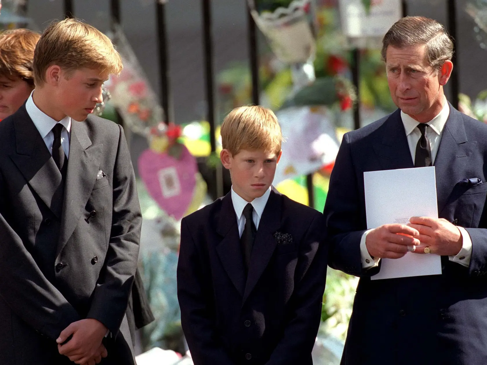 Princ William (vľavo) a princ Harry stáli na pohrebe mamy Diany bok po boku; dedka však na večnosť vyprevadia oddelene.