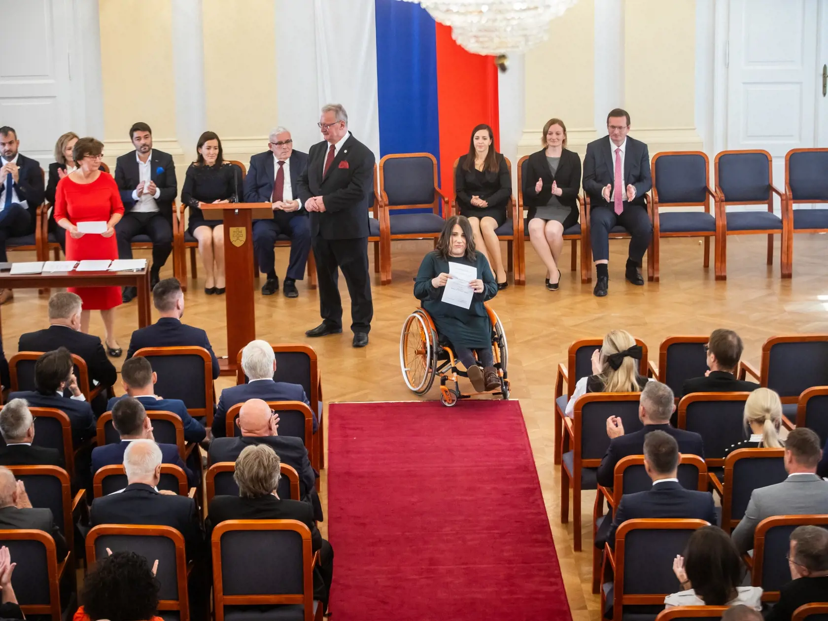Dominika Drdul, ako poslanca na vozíku, "vystrieda" Veronika Veslárová.