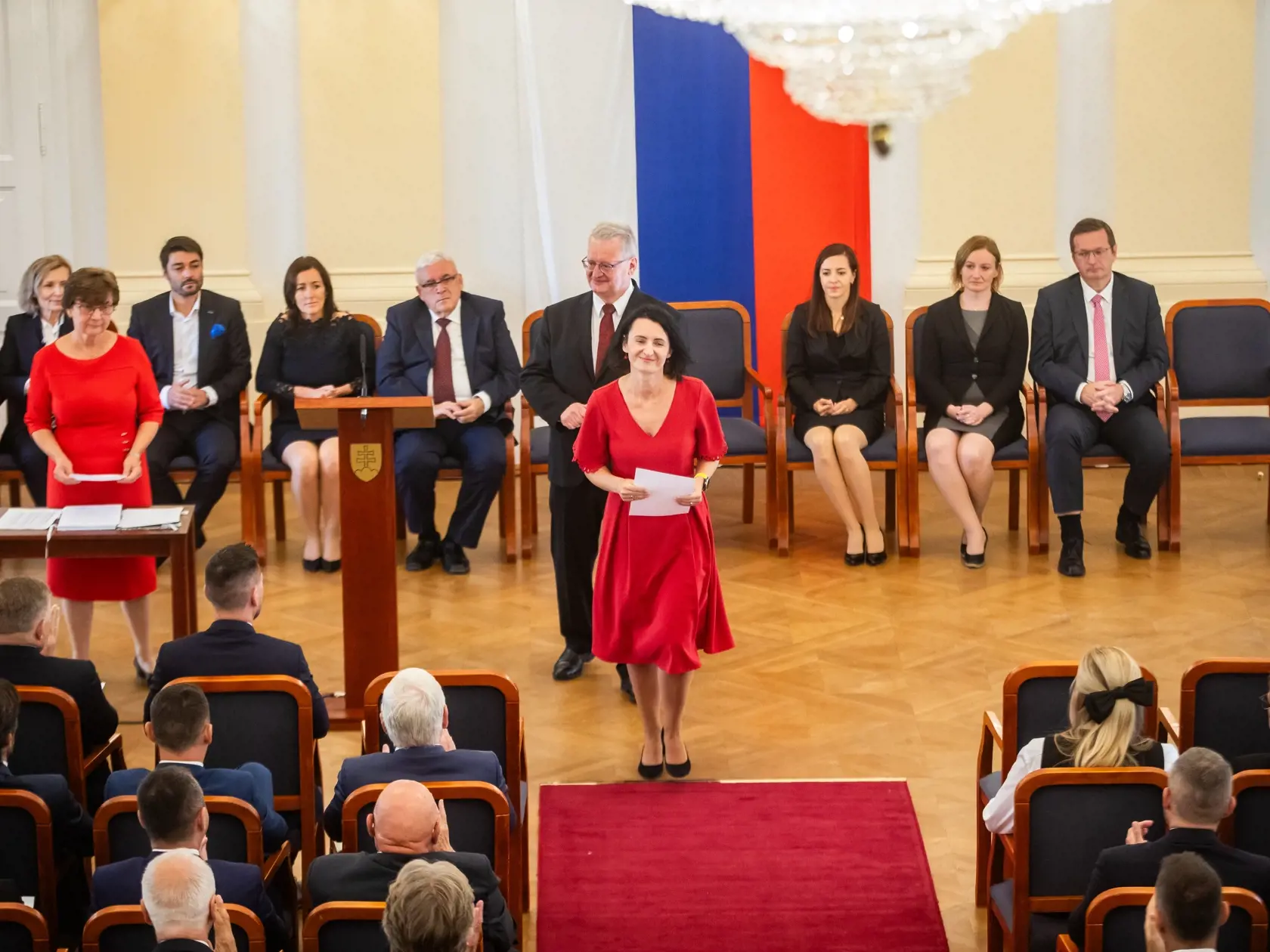 Novozvolení poslanci NR SR si preberajú osvedčenia o zvolení.