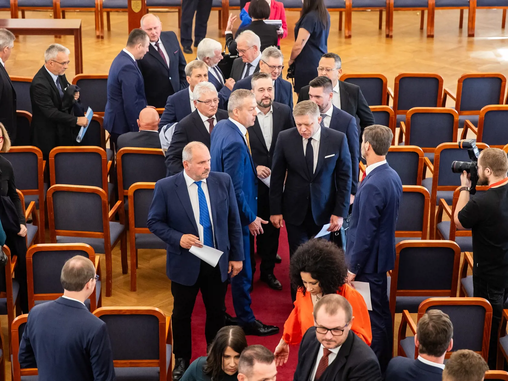Novozvolení poslanci NR SR si preberajú osvedčenia o zvolení.