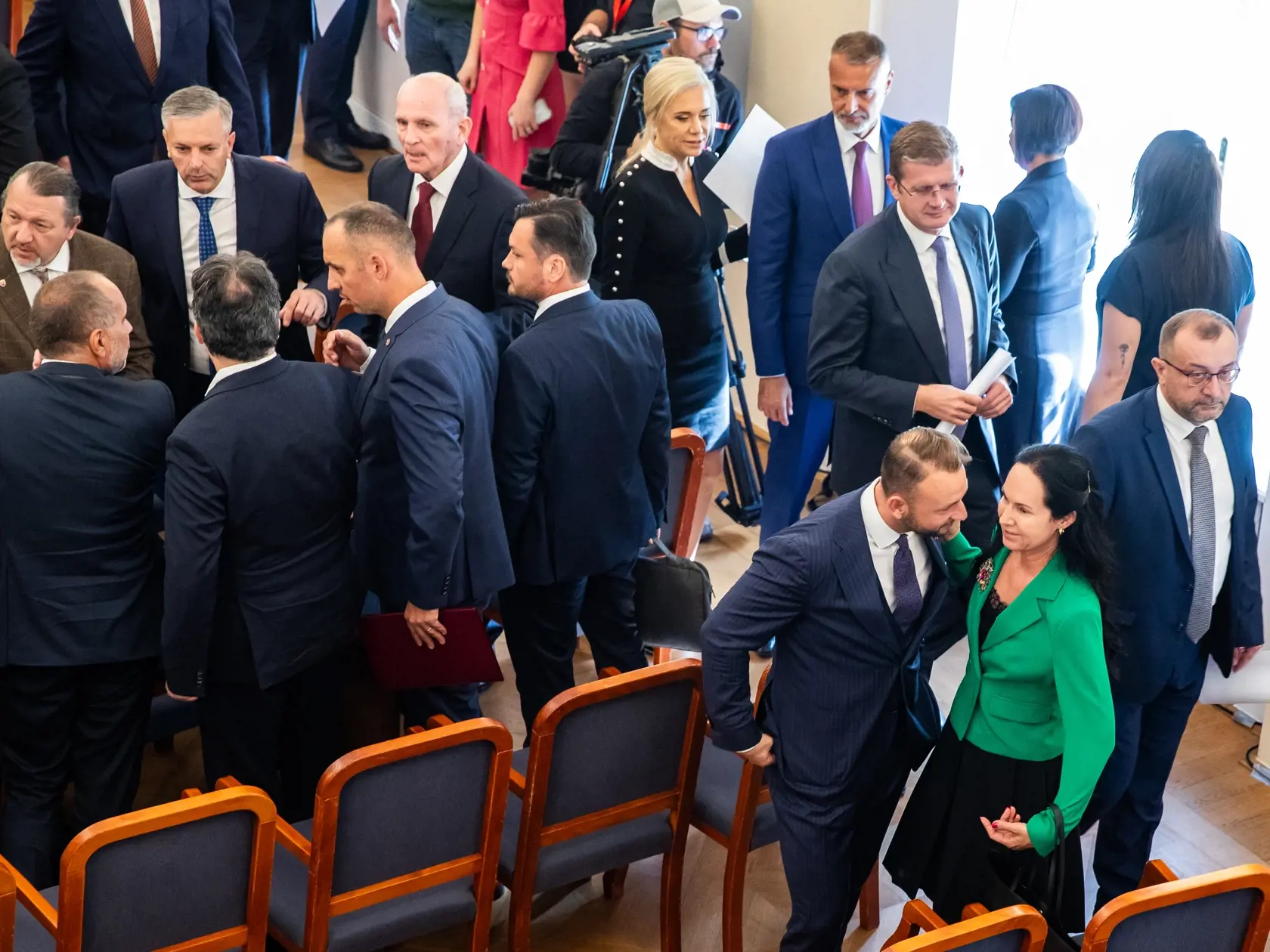 Novozvolení poslanci NR SR si preberajú osvedčenia o zvolení.