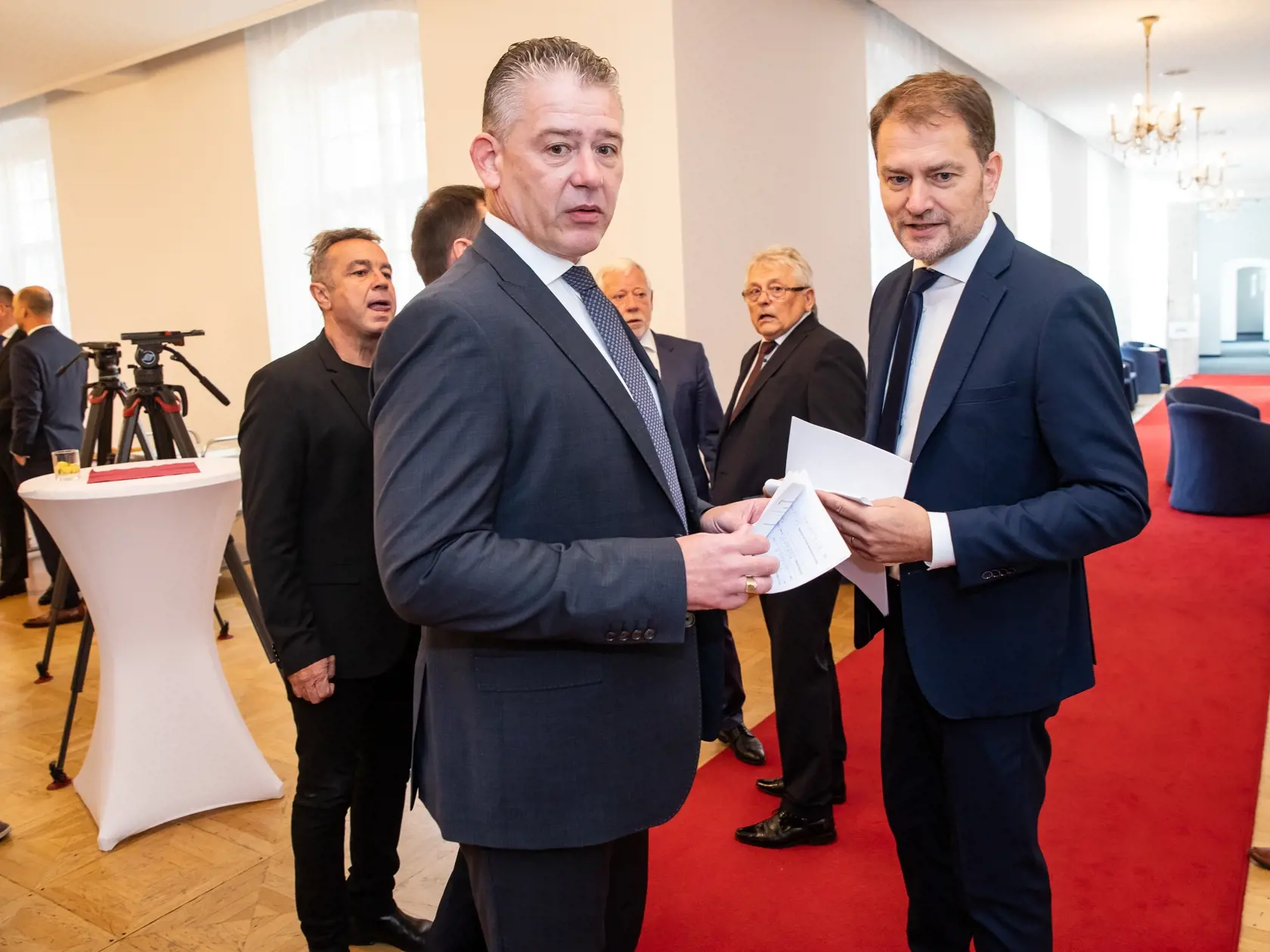Novozvolení poslanci NR SR si preberajú osvedčenia o zvolení. Na snímke je Igor Matovič a Roman Mikulec.