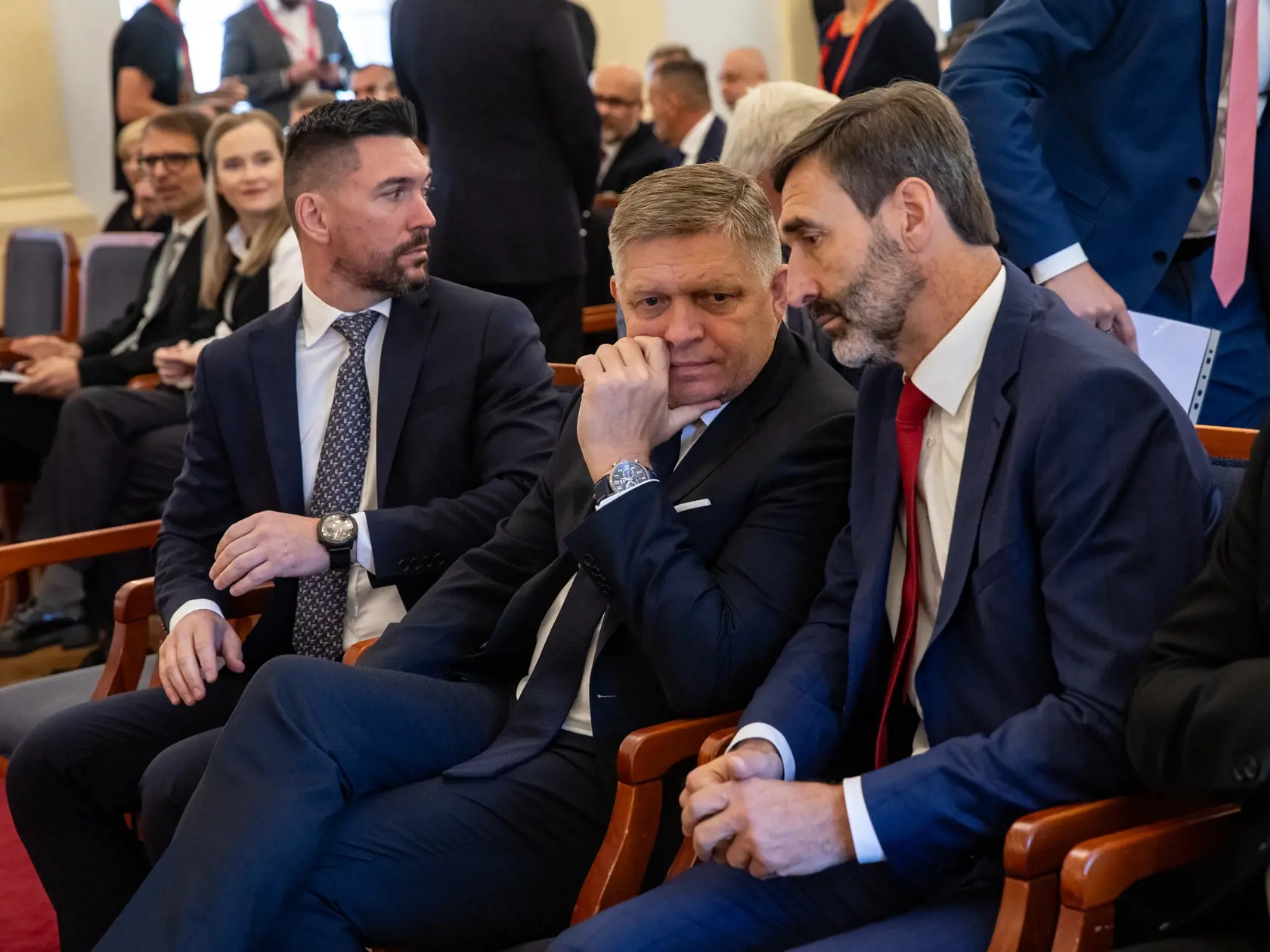 Novozvolení poslanci NR SR si preberajú osvedčenia o zvolení. Na snímke je Robert Fico a Juraj Blanár.