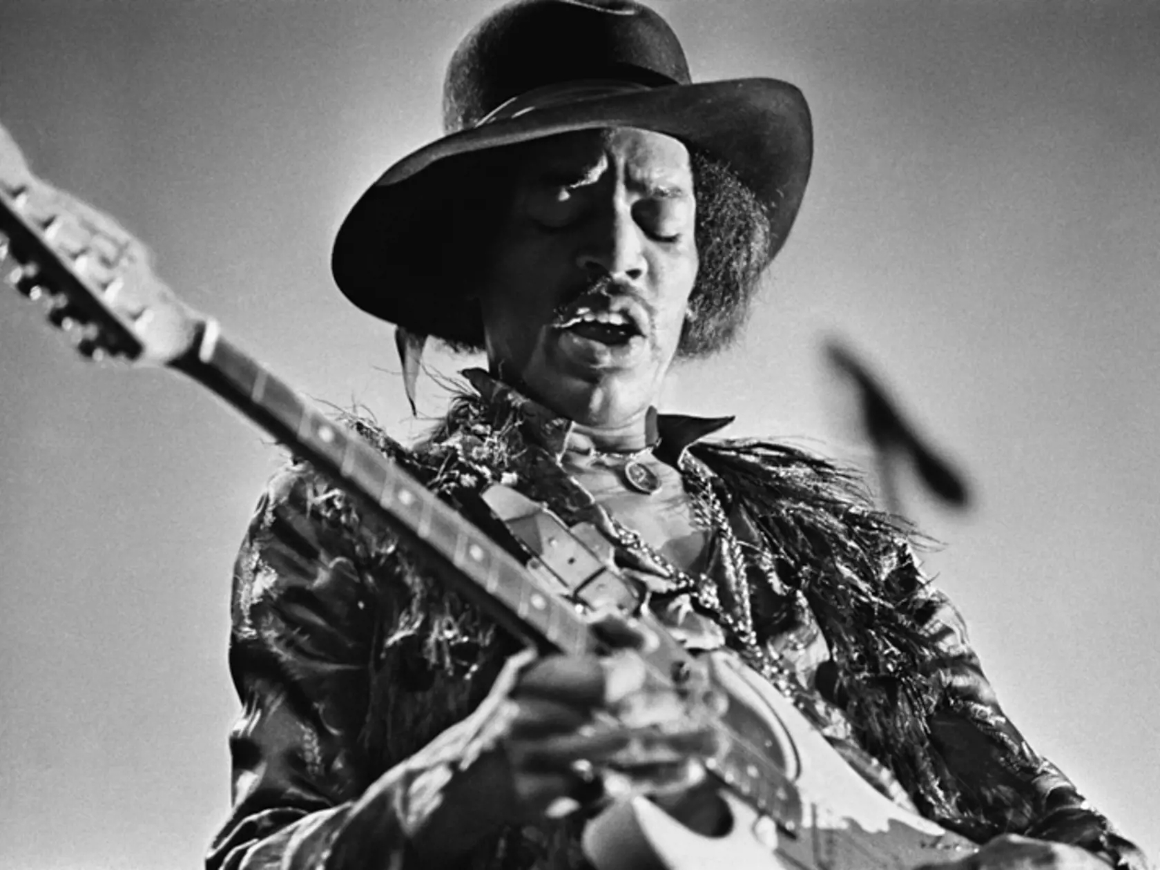 Jimi Hendrix, slávny gitarista, zomrel 18. septembra 1970. Zadusil sa zvratkami, keď sa predávkoval práškami na spanie.