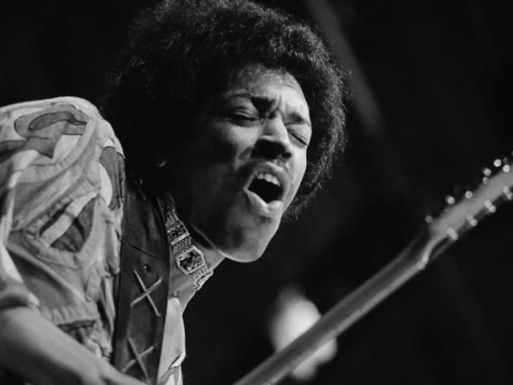 Jimi Hendrix, slávny gitarista, zomrel 18. septembra 1970. Zadusil sa zvratkami, keď sa predávkoval práškami na spanie.