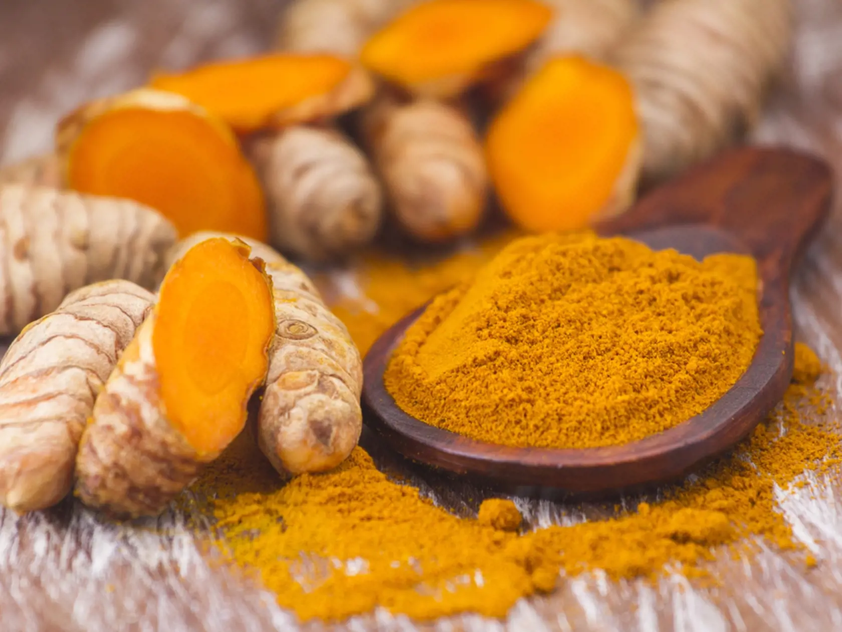 Kurkuma je bežné ajurvédske korenie, ktoré obnovuje vitalitu a už dávno si vyslúžilo povesť bojovníka proti bolesti.