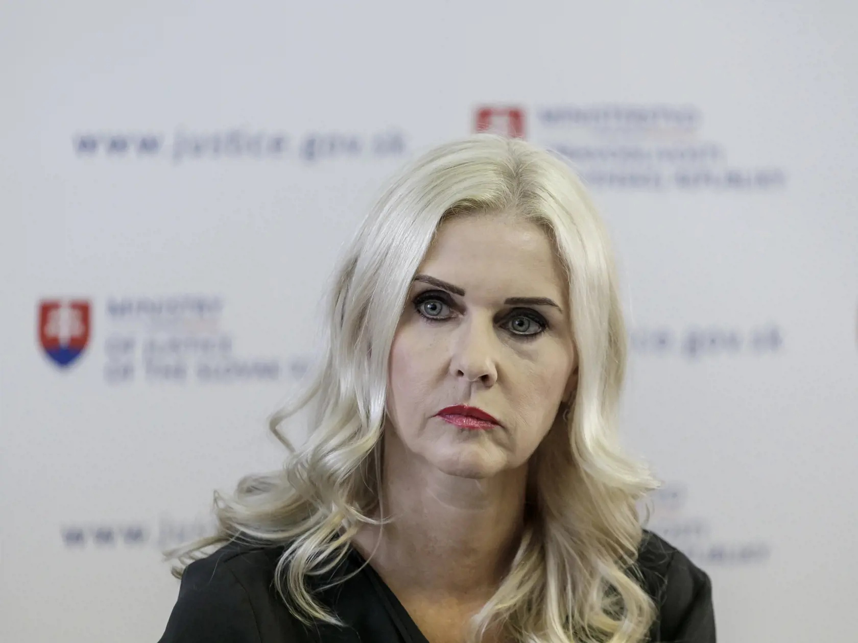 Na snímke Monika Jankovská na svojej poslednej tlačovej konferencii v pozícii, ktorú dlhé roky zastávala. Vtedy tvrdila, že Mariana Kočnera nepozná: „Nepoznám ho, nekomunikovala som s ním nijako.“ Po tom, ako ju v marci 2020 obvinili, priznala farbu: „S Kočnerom som sa zoznámila v lete 2016.“ Ku skutkom tak, ako sú jej kladené za vinu sa ale nepriznala.