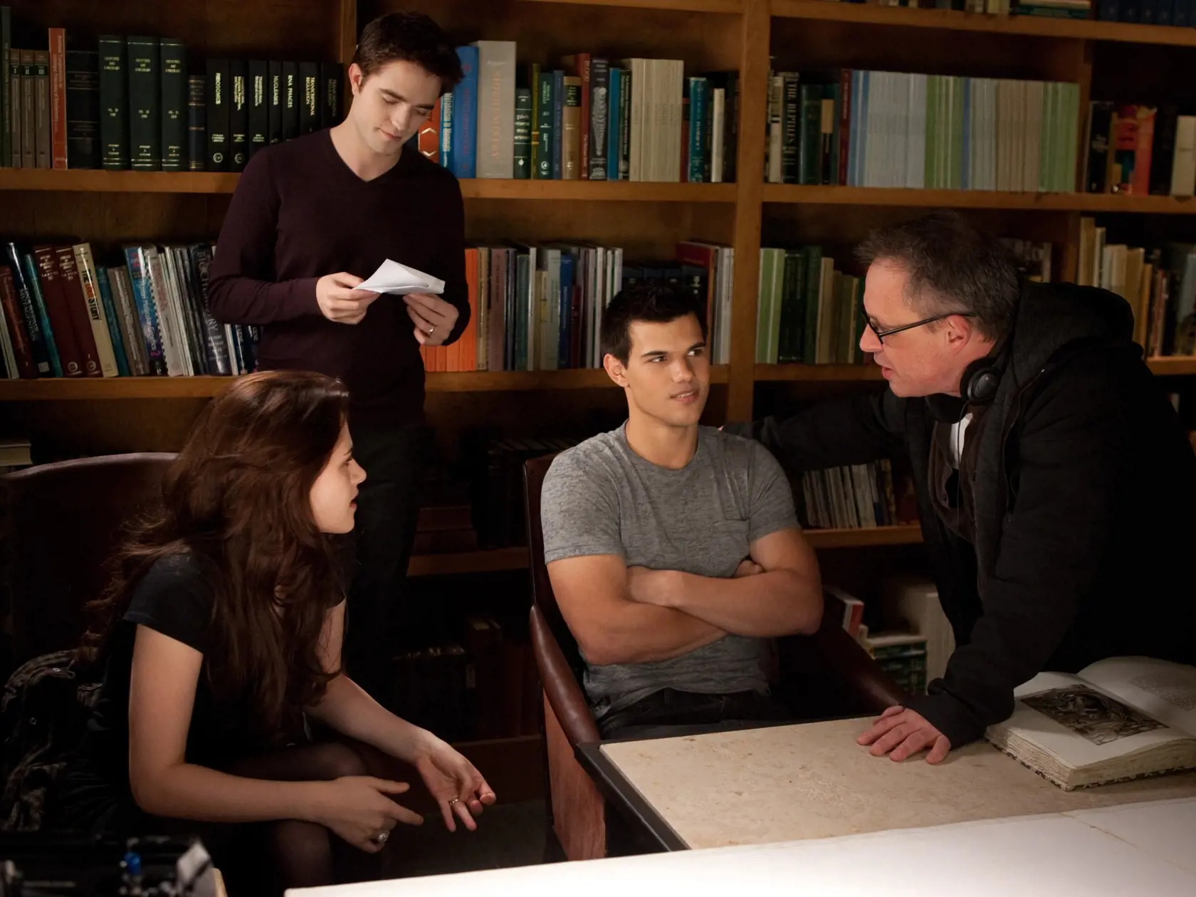(L-R) KRISTEN STEWART, ROBERT PATTINSON, TAYLOR LAUTNER and BILL CONDON on the set of THE TWILIGHT SAGA: BREAKING DAWN-PART 2



Ph: Andrew Cooper, SMPSP

© 2011 Summit Entertainment, LLC.  All rights reserved.