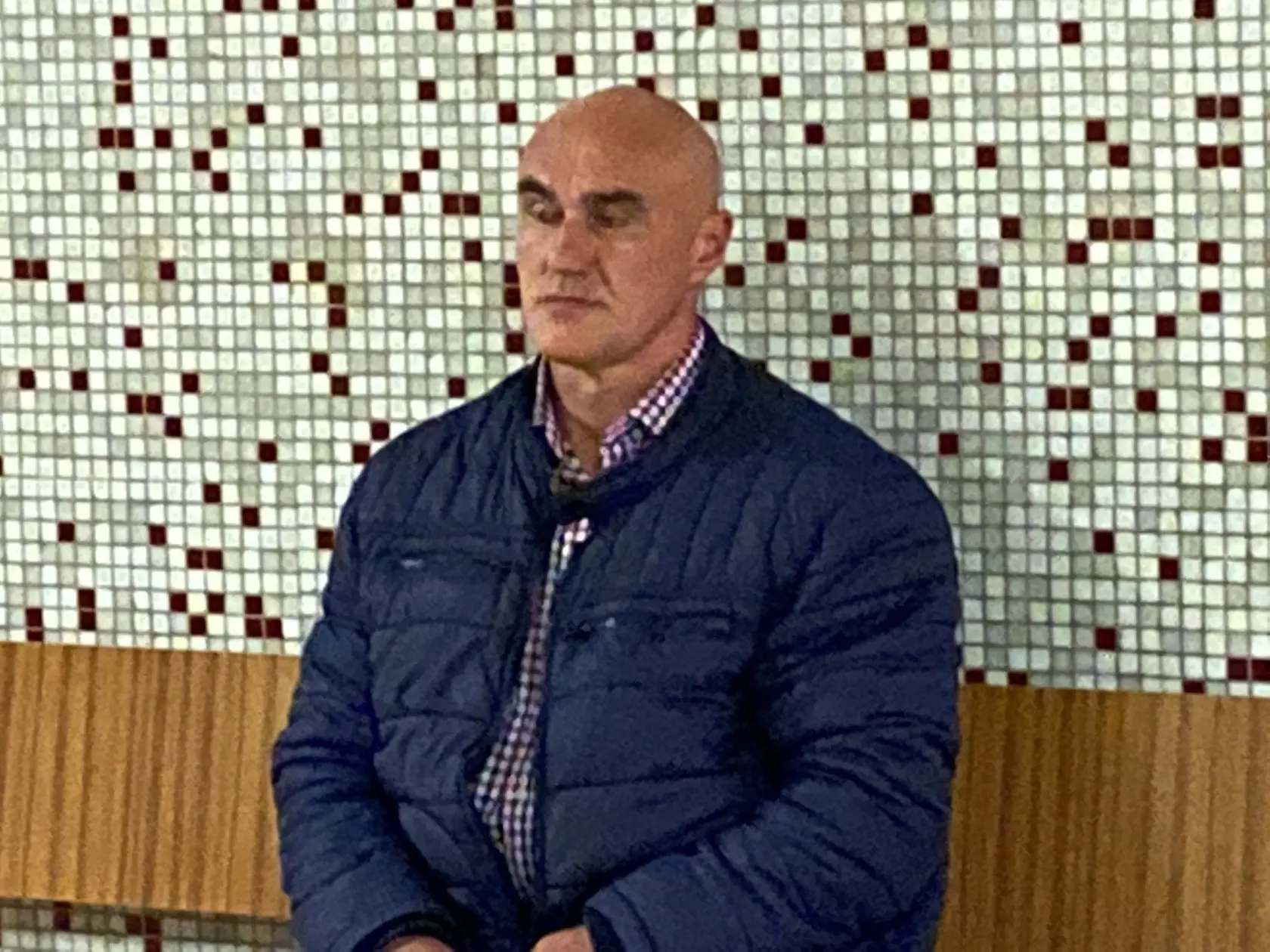 Slavomír Svitana sa na súde správa pokojne a slušne. Podľa brata zavraždeného išlo v jeho prípade o mladícku nerozvážnosť, keď sa dal na vraždu nahovoriť.