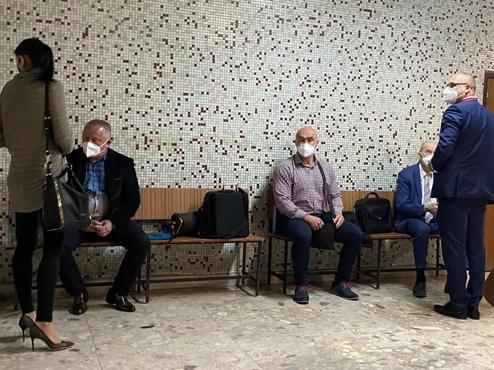Obžalovaní Vladimír Mulik (vľavo) a Slavomír Svitana (vpravo) so svojimi obhajcami pred pojednávacou miestnosťou.