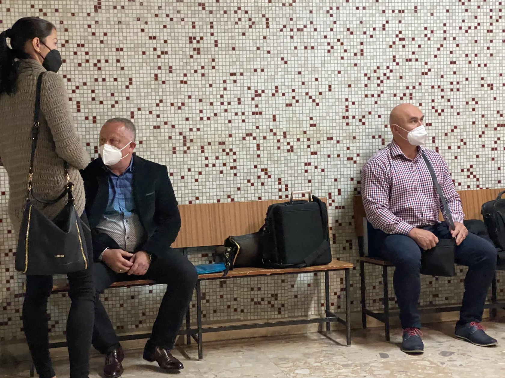 Vladimír Mulík a Slavomír Svitana pred pojednávaním 26. mája 2021 na košickom okresnom súde.