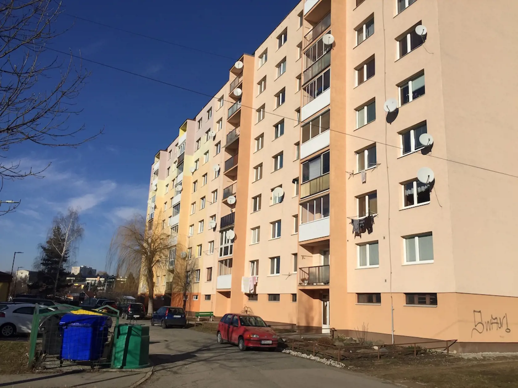 Miesto činu - bytovka na Jilemnického ulici v Spišskej Novej Vsi. Keď si pozostalí po nebohom boli istí, kto ich príbuzného odstránil, bombradovali krajských vyšetrovateľov: "Oni však nemali záujem na objasnení prípadu. Pohlo sa to, až keď to prevzali policajti z NAKA, za rok to dali dokopy."