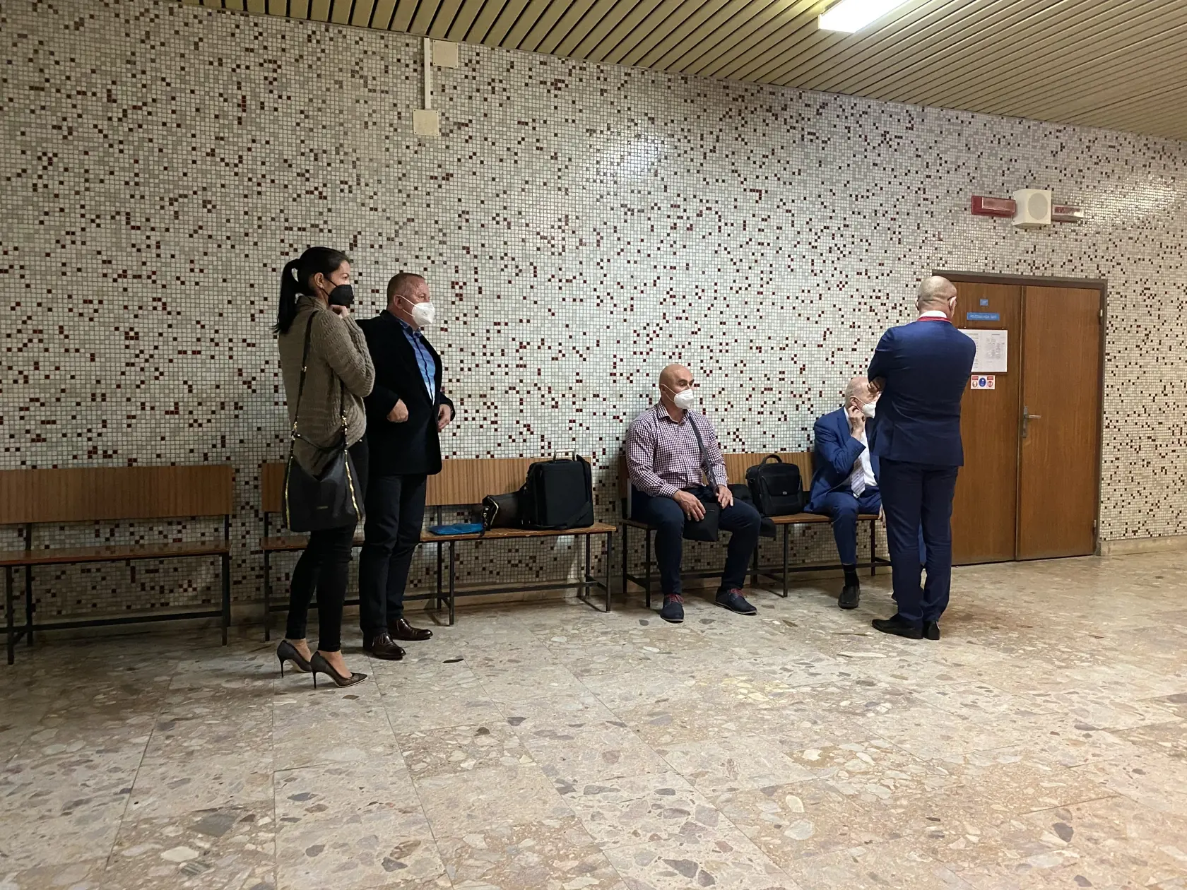 Vladimír Mulík a Slavomír Svitana prišli na pojednávanie na košický okresný súd 26. mája 2021 ako slobodní ľudia. Súd ich po roku prepustil z väzby.