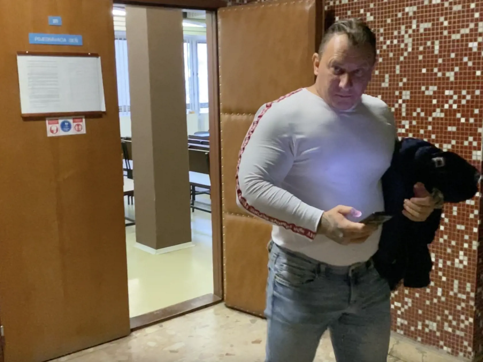 Brat zavraždeného Martin Novotný (45) neskrýval rozčarovanie. Podľa neho policajti predložili dostatok dôkazov na uznanie viny: "Vypočuli aj utajeného svedka. Ide o Albánca, ku ktorému Mulik chodil a chválil sa mu, že zavraždil Miťa a ukazoval mu, ako to urobil. Porozprával mu detaily, o ktorých mohol vedieť iba vrah."