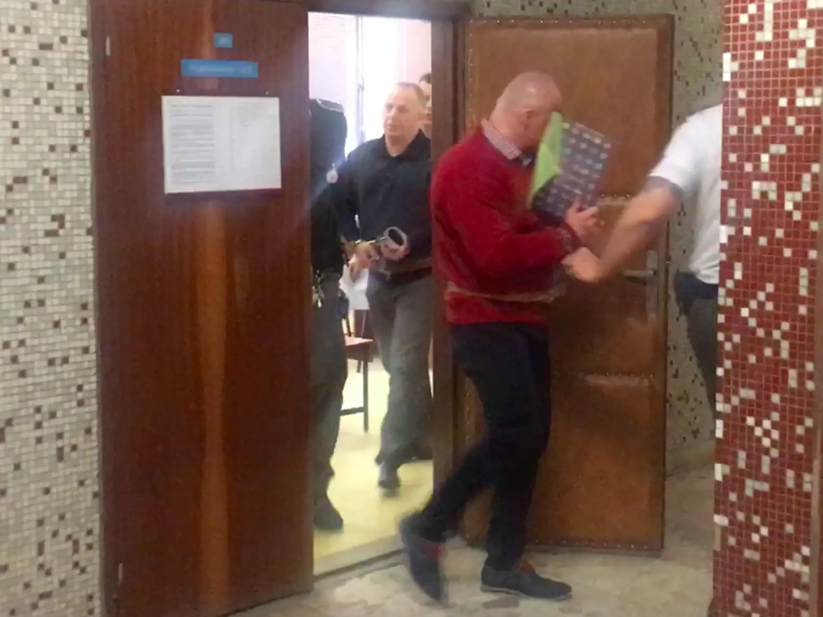 Dvojica obžalovaných v čase, keď boli vo väzbe a na súd ich predvádzala justičná eskorta.