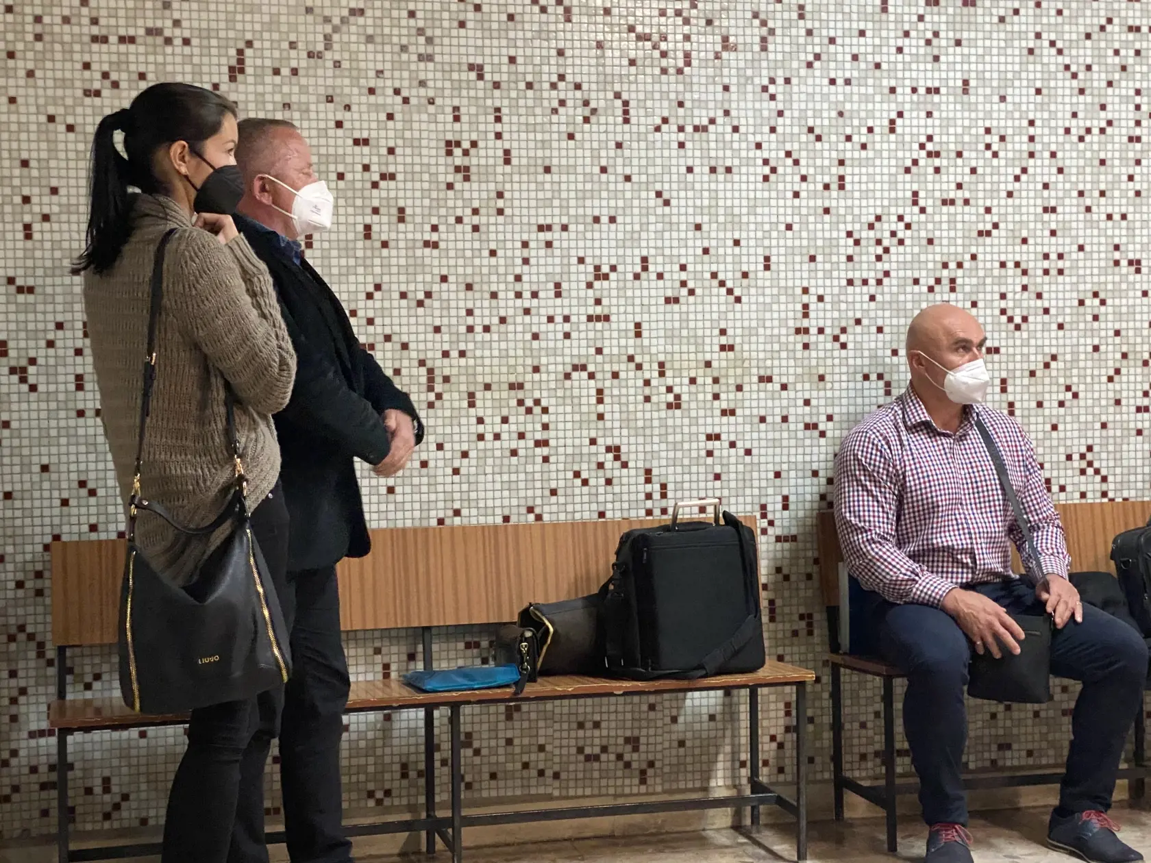 Vladimír Mulík a Slavomír Svitana pred pojednávaním 26. mája 2021. Brat zavraždného nad motívmi vraždy prezentovanými políciou, že Mulik závidel svojej obeti jeho postavenie a chcel prebrať nielen jeho biznis a diskotéku Kotolňa, ale aj frajerku Natáliu a tak sa rozhodol soka v láske odstrániť, iba neveriacky kýve hlavou: "On nikdy nemal s Kotolňou nič spoločné. Iba ju prevádzkoval, keď ju mali traja majitelia. Až potom ju mal prebrať on a zrazu to chcel jeho brat."