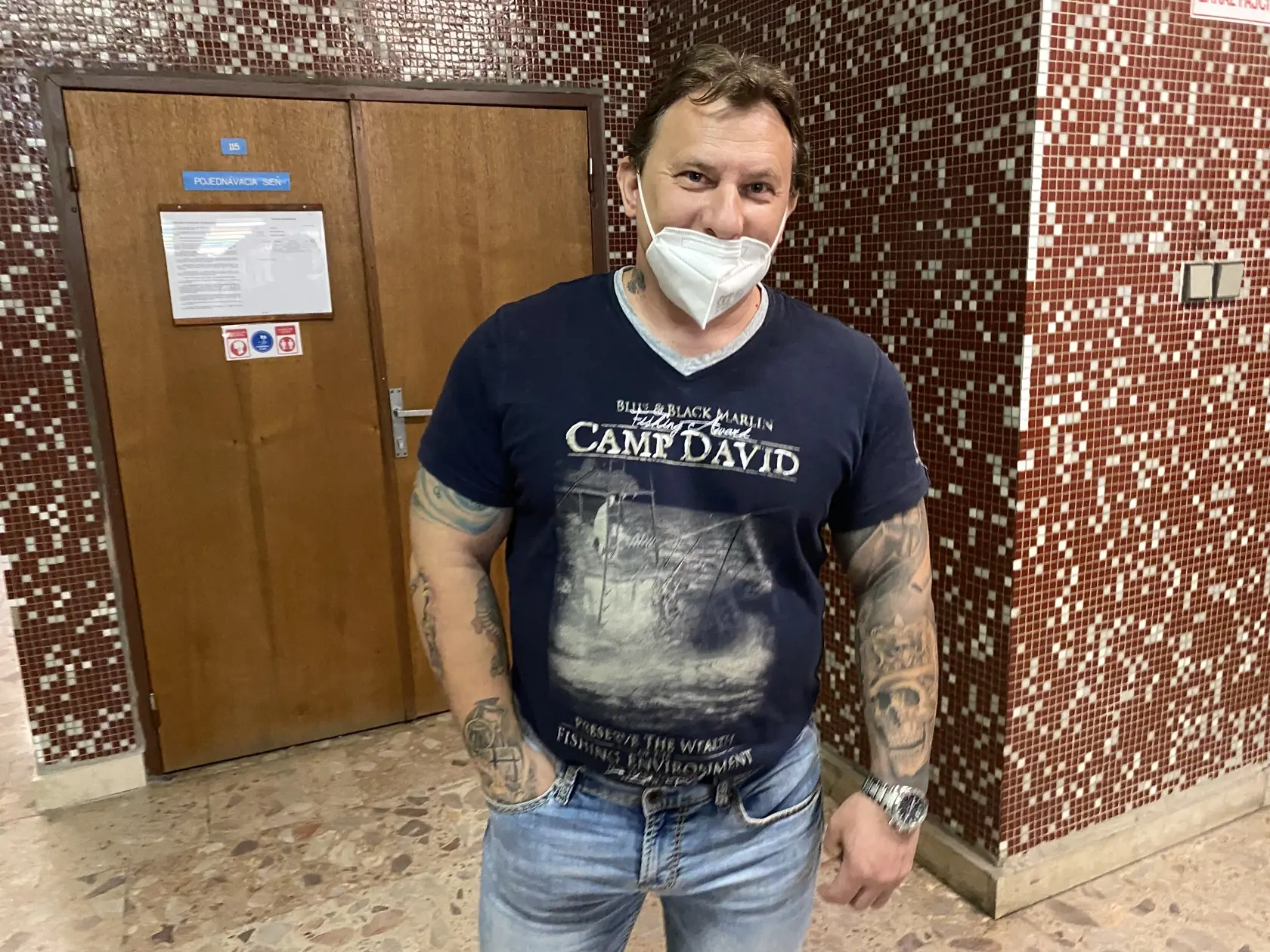 Brat nebohého Emila Novotného vyšiel po rokoch s ďalším šokujúcim motívom vraždy. "Druhá možnosť je tá, že môj brat bol tichým spoločníkom vo firmách, ktoré boli oficiálne napísané na istého človeka, ktorý si mohol brať 10 percent zo zisku. No a po bratovej smrti všetko ostalo jemu. Teda Mulik mohol plniť iba objednávku. Veď tento človek nikdy v živote nič nedokázal. Vražda môjho brata bola prvá vec, ktorá mu vyšla!" Na snímke miesto zadržania Vladimíra Mulíka (60).