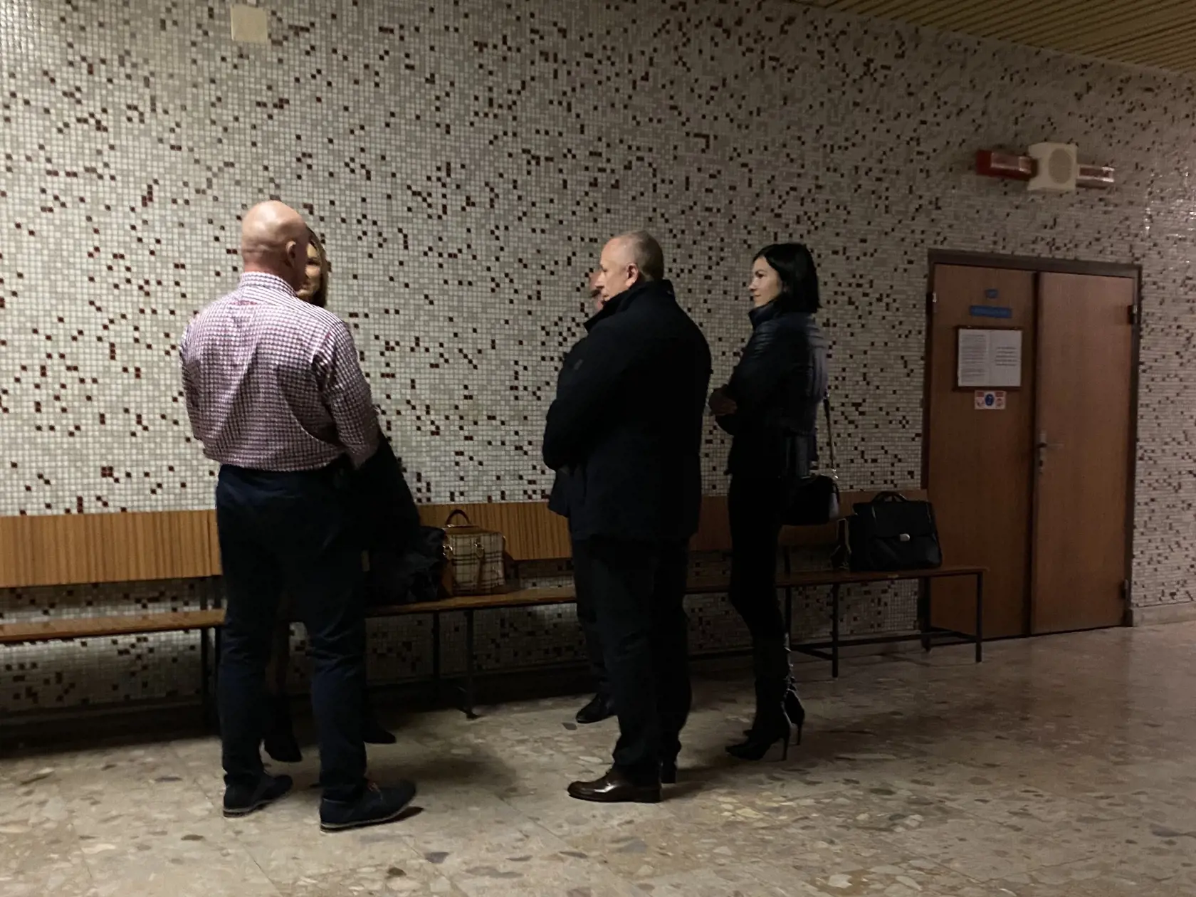 Slavomír Svitana a Vladimír Mulik pred pojednávacou sieňou. S sa obeťou poznali. "Veď sme vyrastali vedľa seba. Kamaráti sme neboli, iba susedia. V tom čase sme netušili, kto to urobil," vraví brat zavraždeného Martin Novotný. Tušenie začali mať až približne po 10 rokoch. Ako na podozrivých prišli? Čítajte ďalej popisky fotiek.