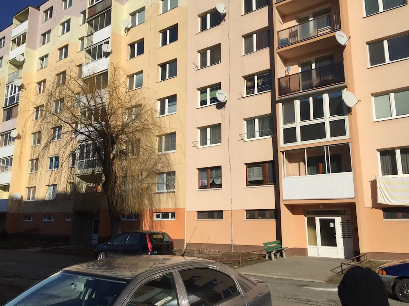 Rozstrieľané telo obete - Emila Miťa Novotného našli medzi druhým a tretím vchodom. 
