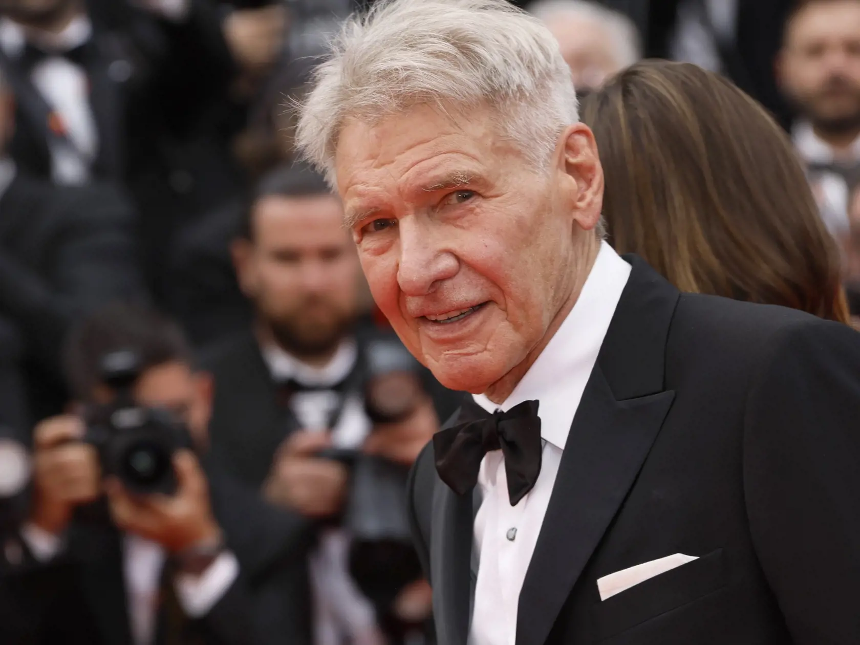 Na snímke americký herec Harrison Ford (Indiana Jones) prichádza na premiéru ďalšieho pokračovania seriálu dobrodružných filmov Indiana Jones a Nástroj osudu (Indiana Jones and the Dial of Destiny Red Carpet) v rámci 76. ročníka Medzinárodného filmového festivalu v juhofrancúzskom letovisku v Cannes 18. mája 2023. FOTO TASR/AP