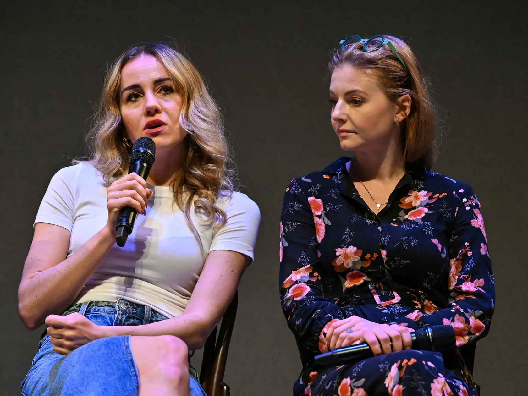 Na snímke predstaviteľky Nancy zľava Lenka Machciníková a Jana Labajová počas tlačovej konferencie divadla Nová scéna k premiére rodinného muzikálu Lionel Bart: Oliver podľa románu Charlesa Dickensa Oliver Twist v Bratislave 5. marca 2024. FOTO TASR - Pavol Zachar