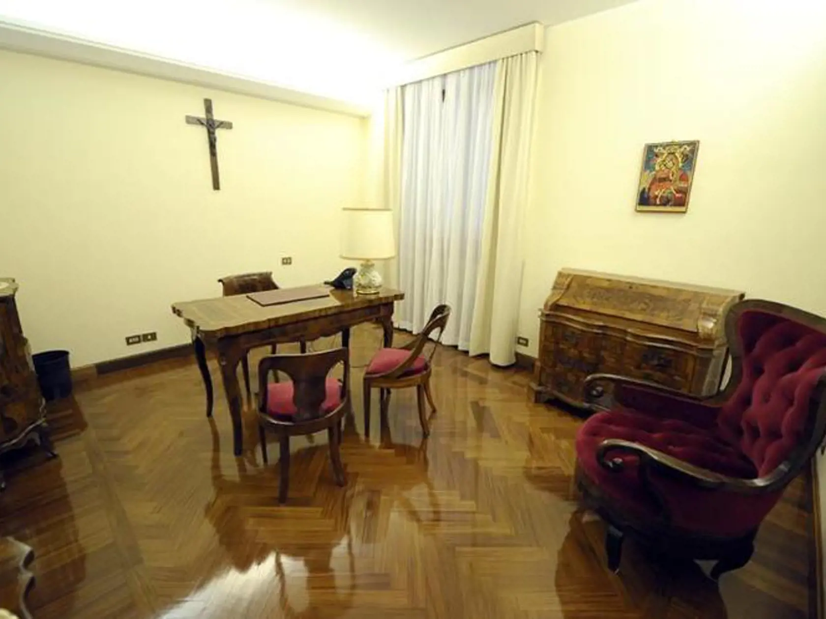 Pracovný stôl: Nad ním sa vyníma kríž.