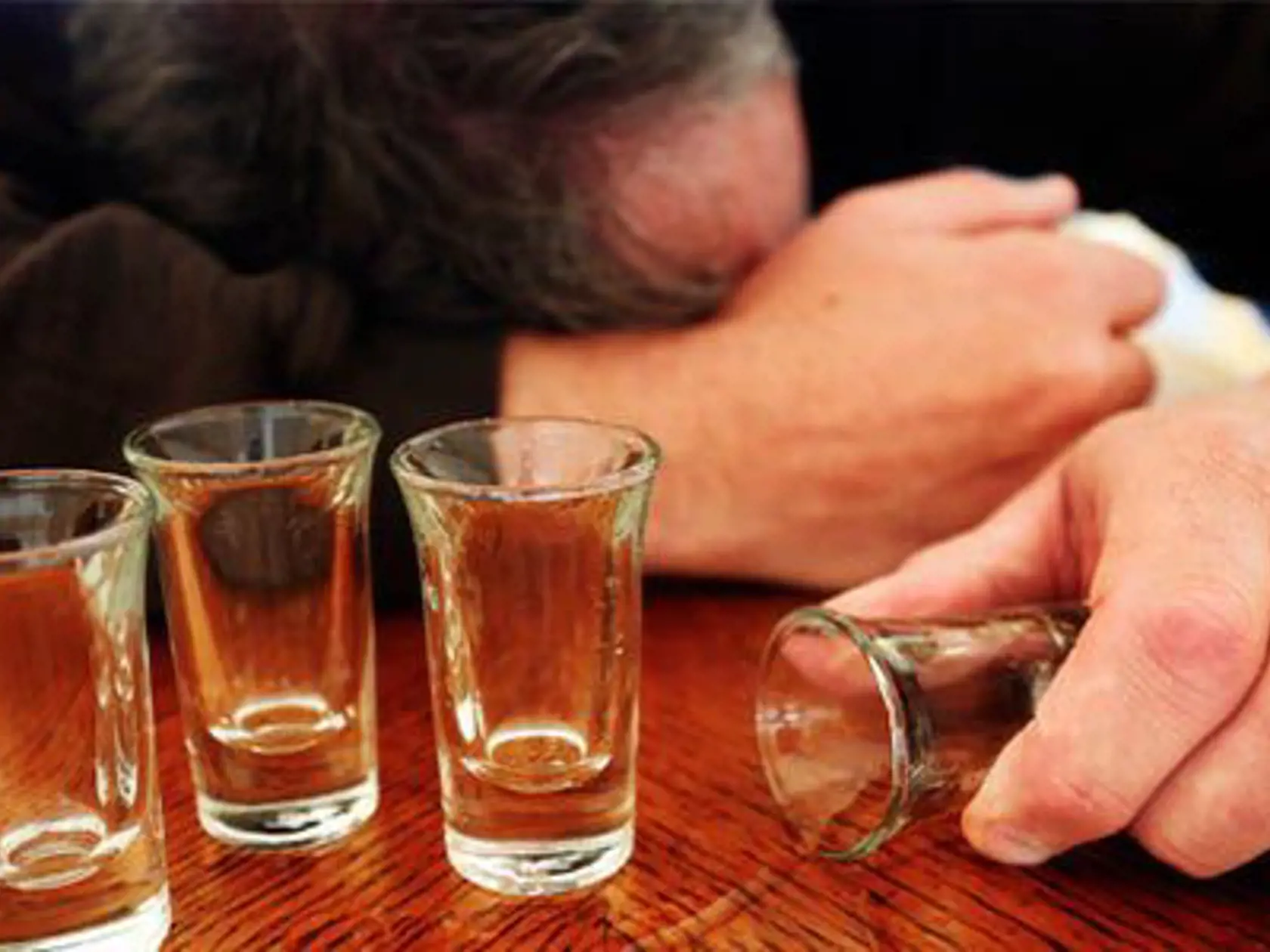 Na alkohol pozor, jeho negatívnych účinkov je množstvo.
