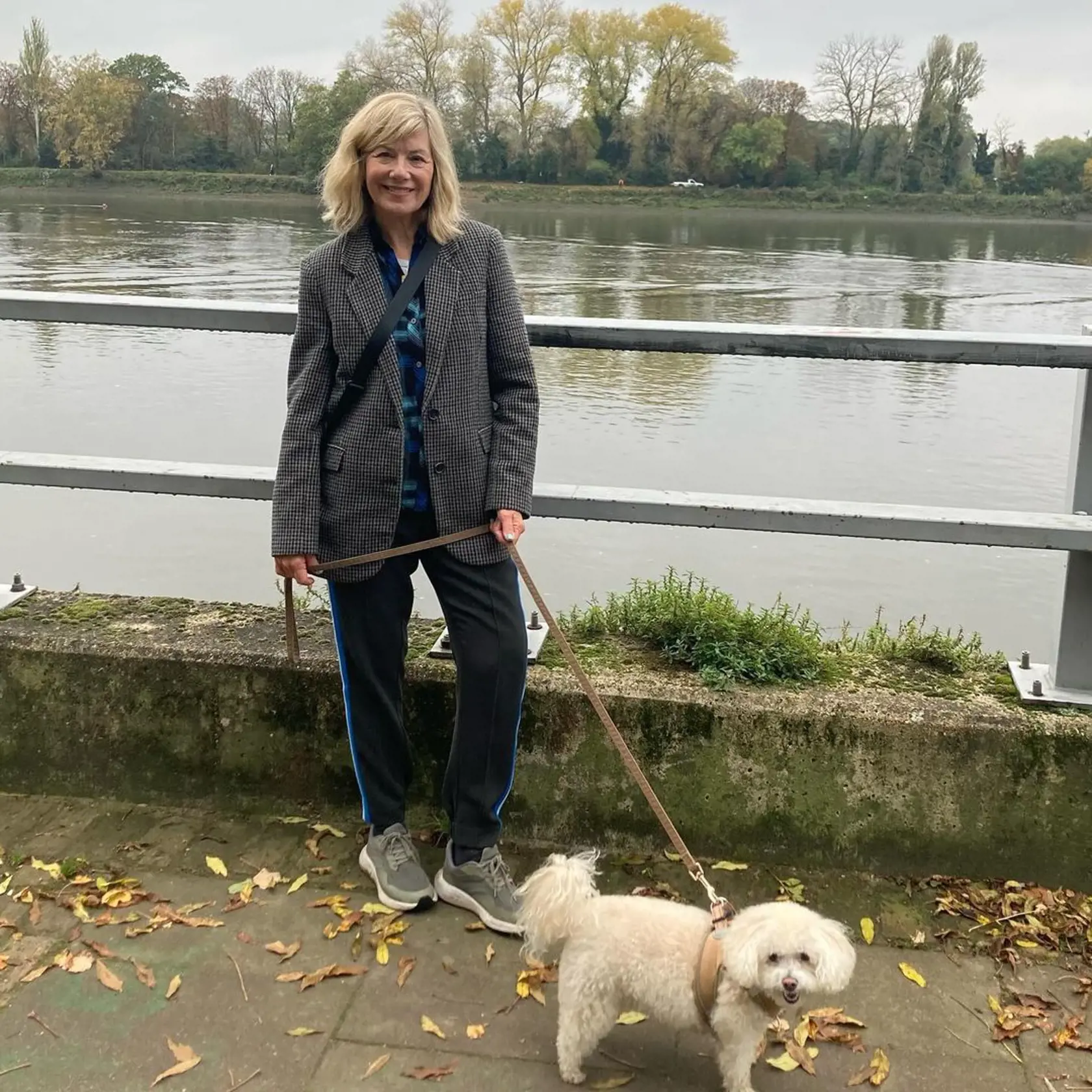 Glynis Barber je šik aj v teplákoch! Na flanelku a tepláky si prehodila vlnené sako. Nechýba ani ikonický účes. 