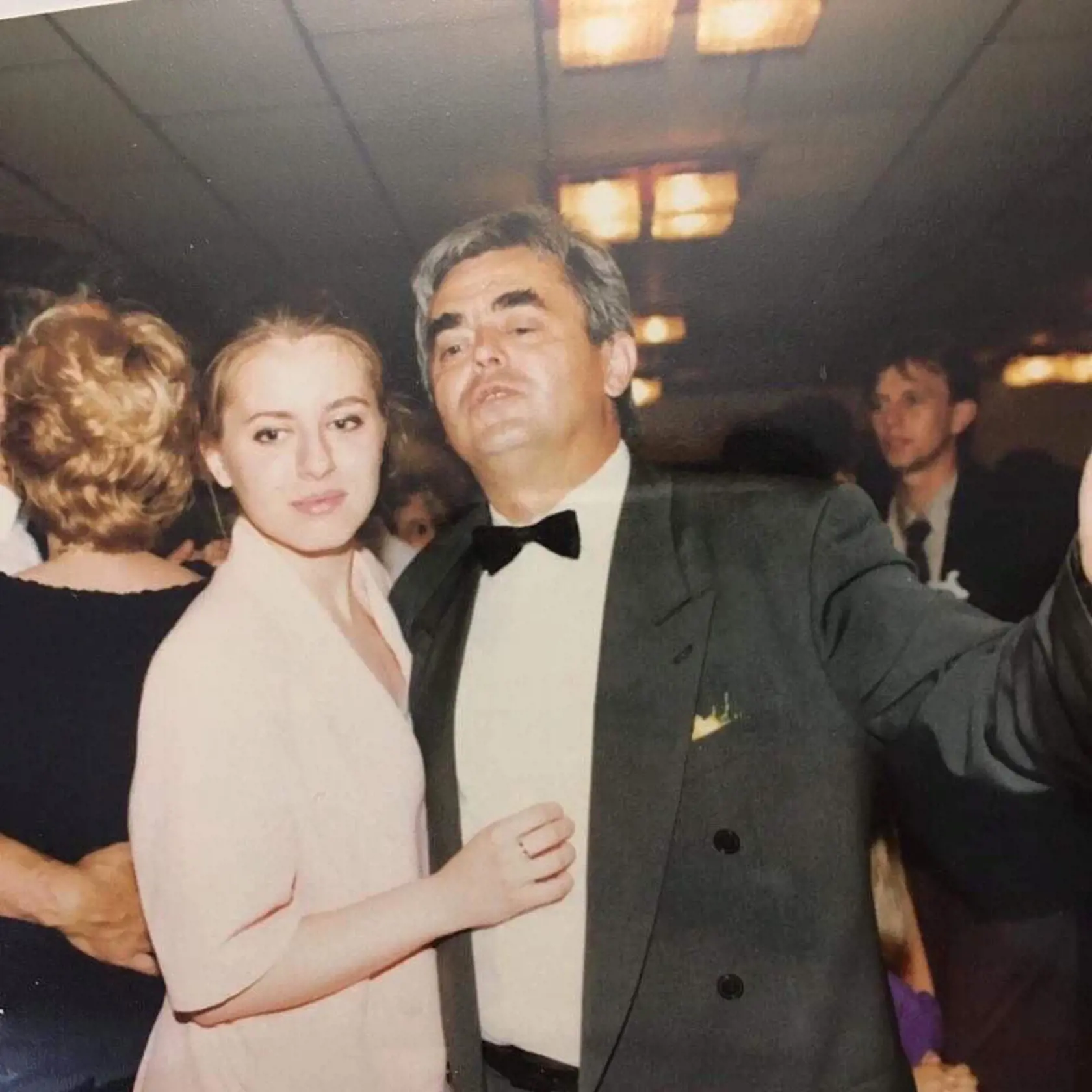 Na snímke 19-ročná Zuzana Čaputová s otcom.