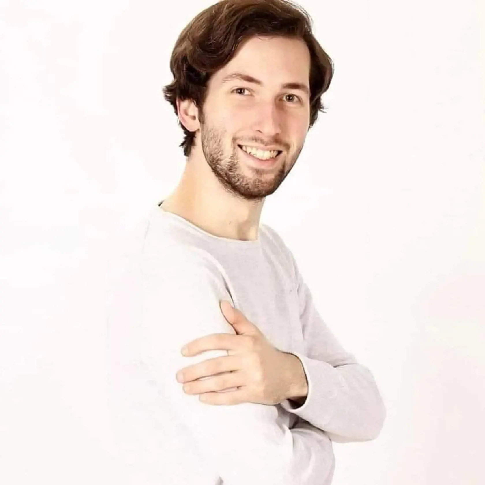 Lukáš je študentom programu média, okrem toho je interpretom slovenských, rusínskych duchovných a ľudových piesní