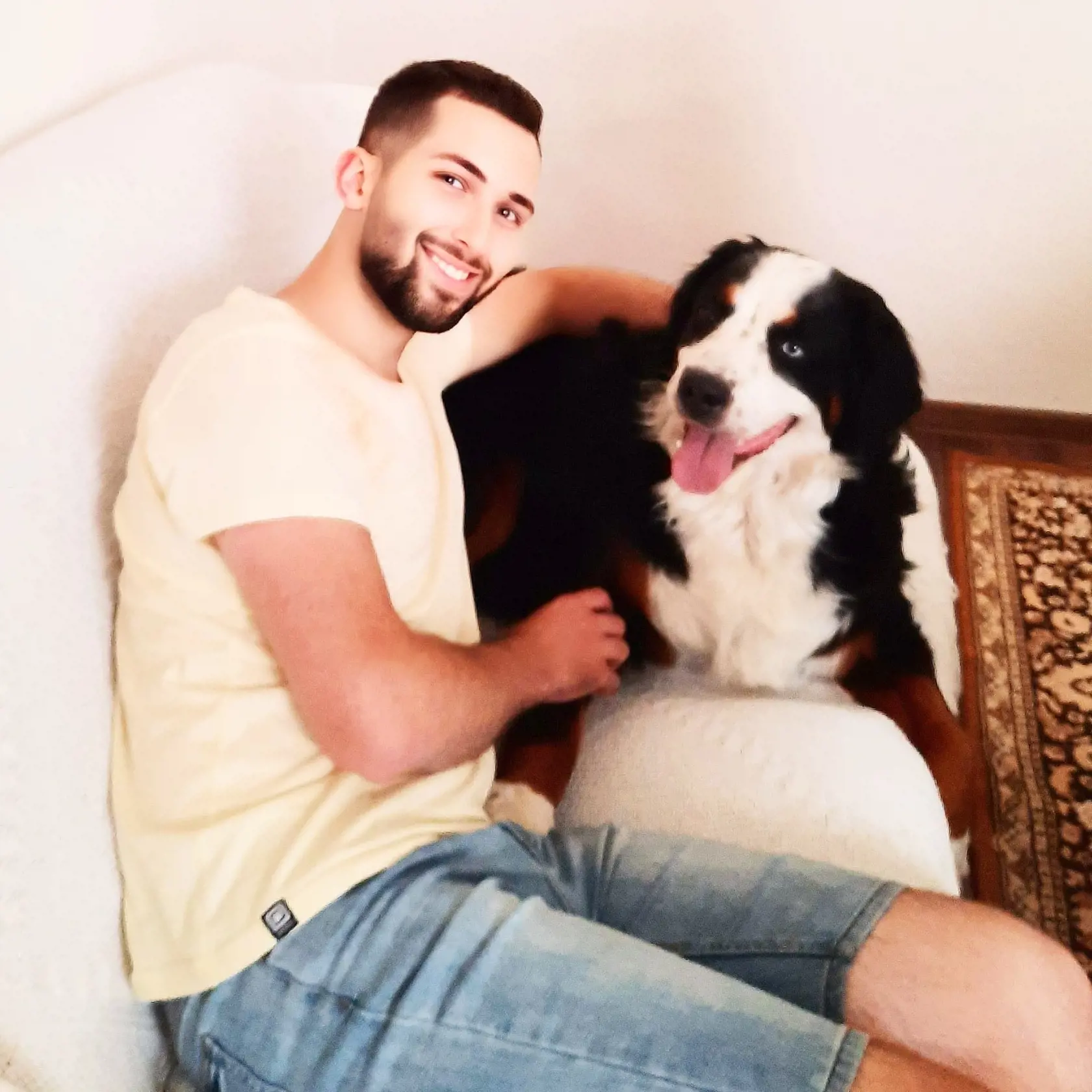 Lukáš so psom. Je možné, že aj obete nehody mali svojich domácich miláčikov. Zvieratka nechápu prečo ich pani neprichádzajú k ním, a im je tak smutno...