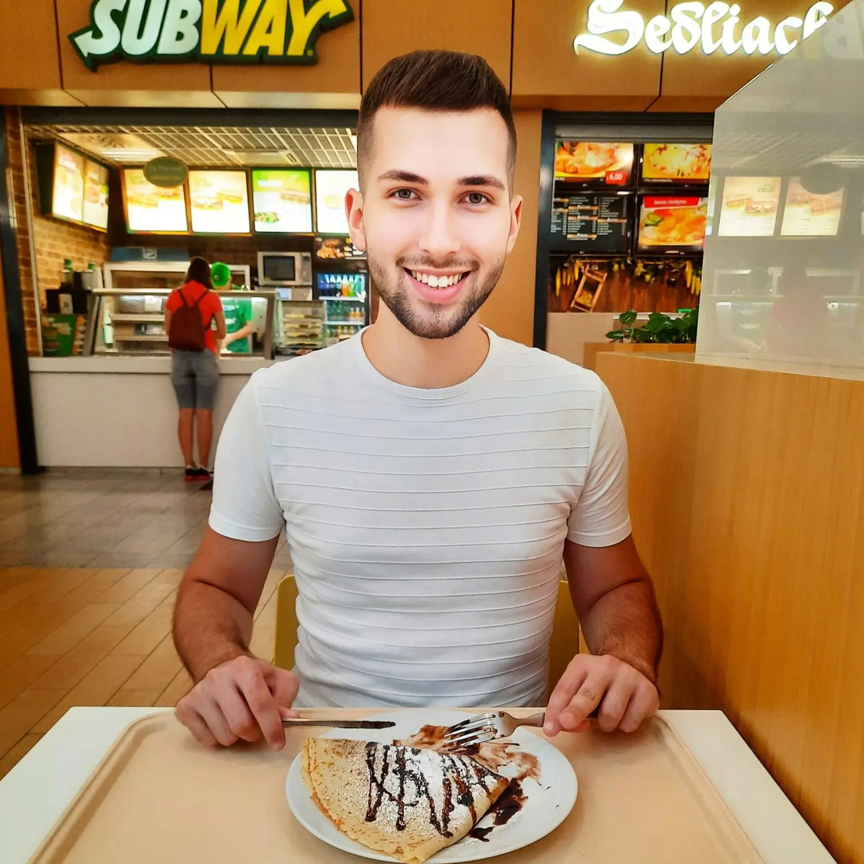Takto sa napchával dobrotami v Košiciach. Zo záberu je jasné, že Lukáš dostal chuť na palacinky s jahodami a s čokoládou.