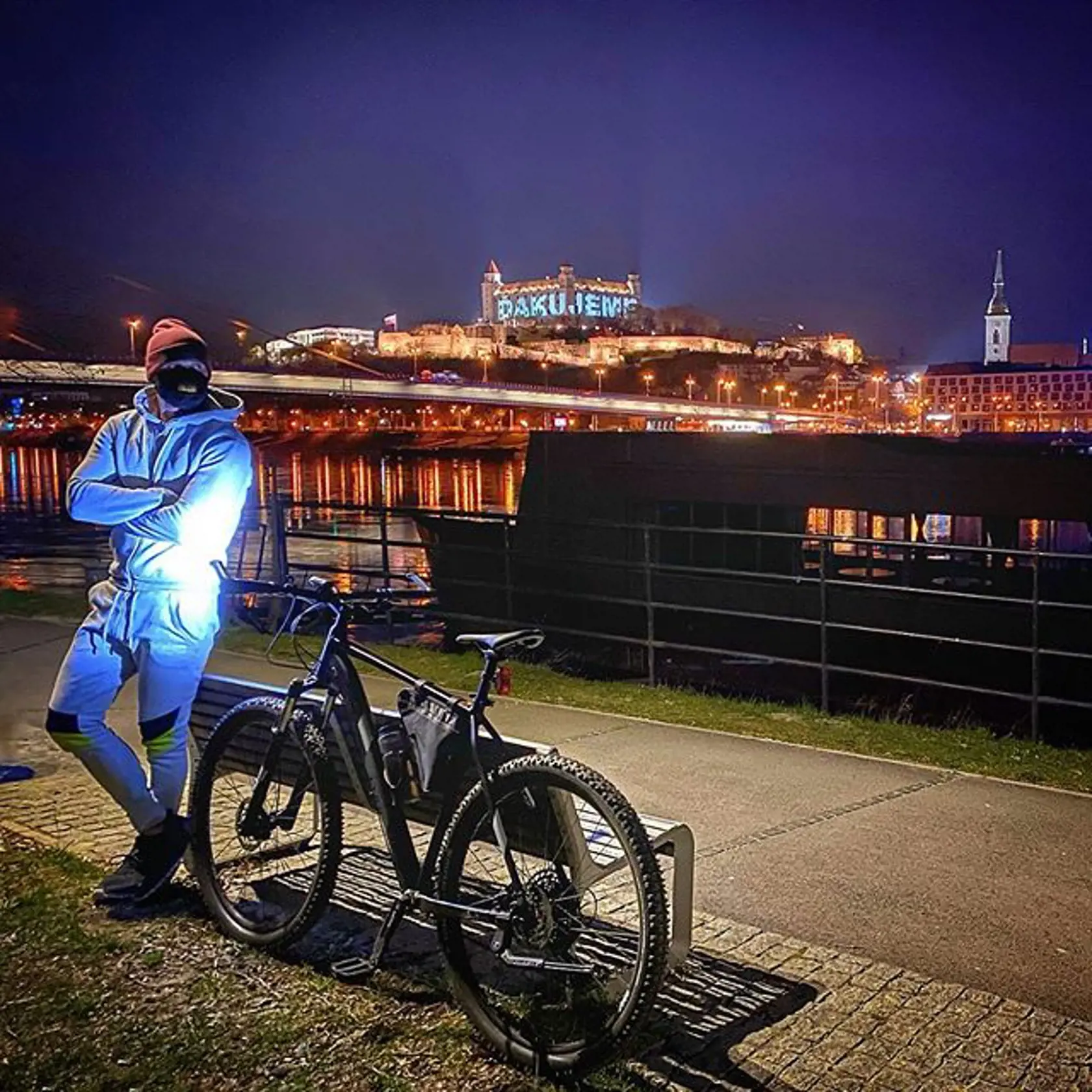 Nočný cyklovýlet Jána Koleníka. Bratislavu si vychutnával, keď väčšina ľudí sedí pred telkou či počítačom. Spoznali by ste ho aj takto?