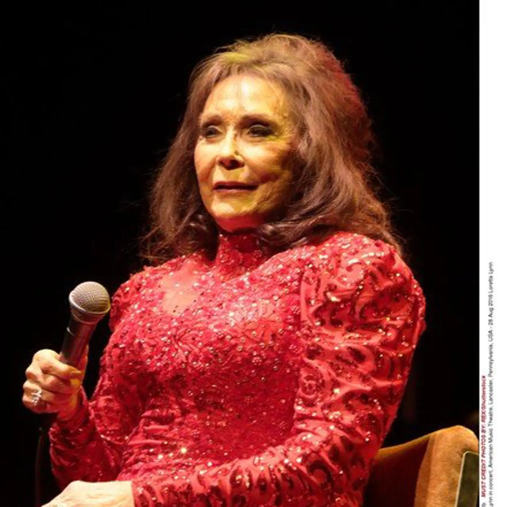 Americká herečka a speváčka Loretta Lynn (89).