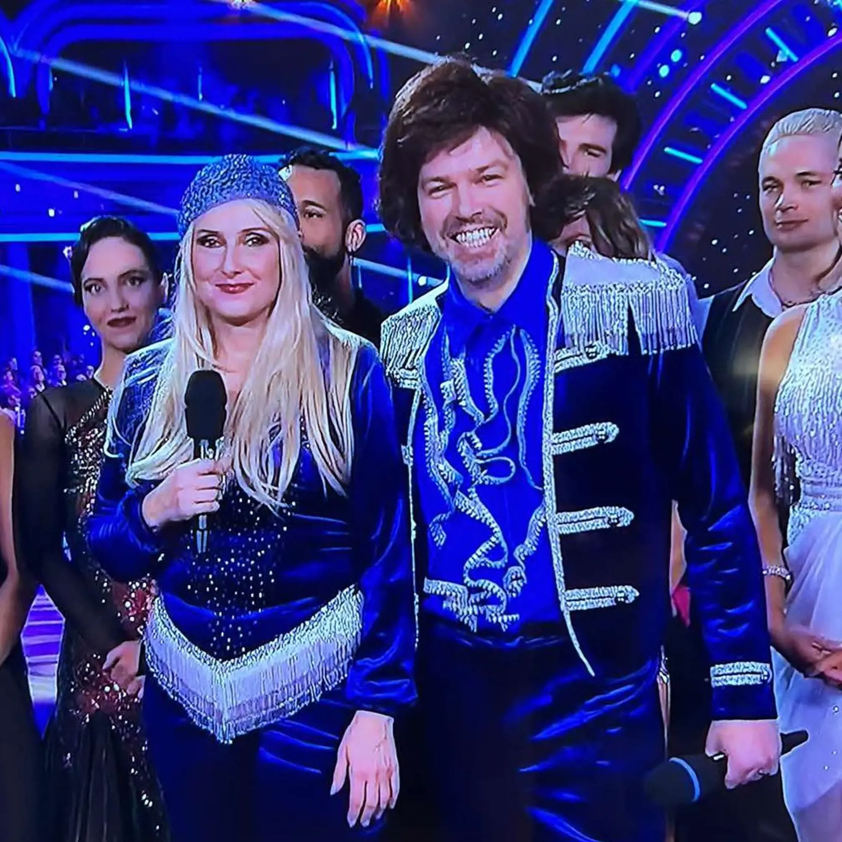 Druhé kolo Let's Dance: Na snímke Zuzana Mauréry a Matej Chren, ktorí zatancovali na hit od Abby - Waterloo. Herečka sa predviedla so zmeneným imidžom - dlhými blond vlasmi. Matej pripomínal Umpa-lumpu z nového muzikálu Wonka.