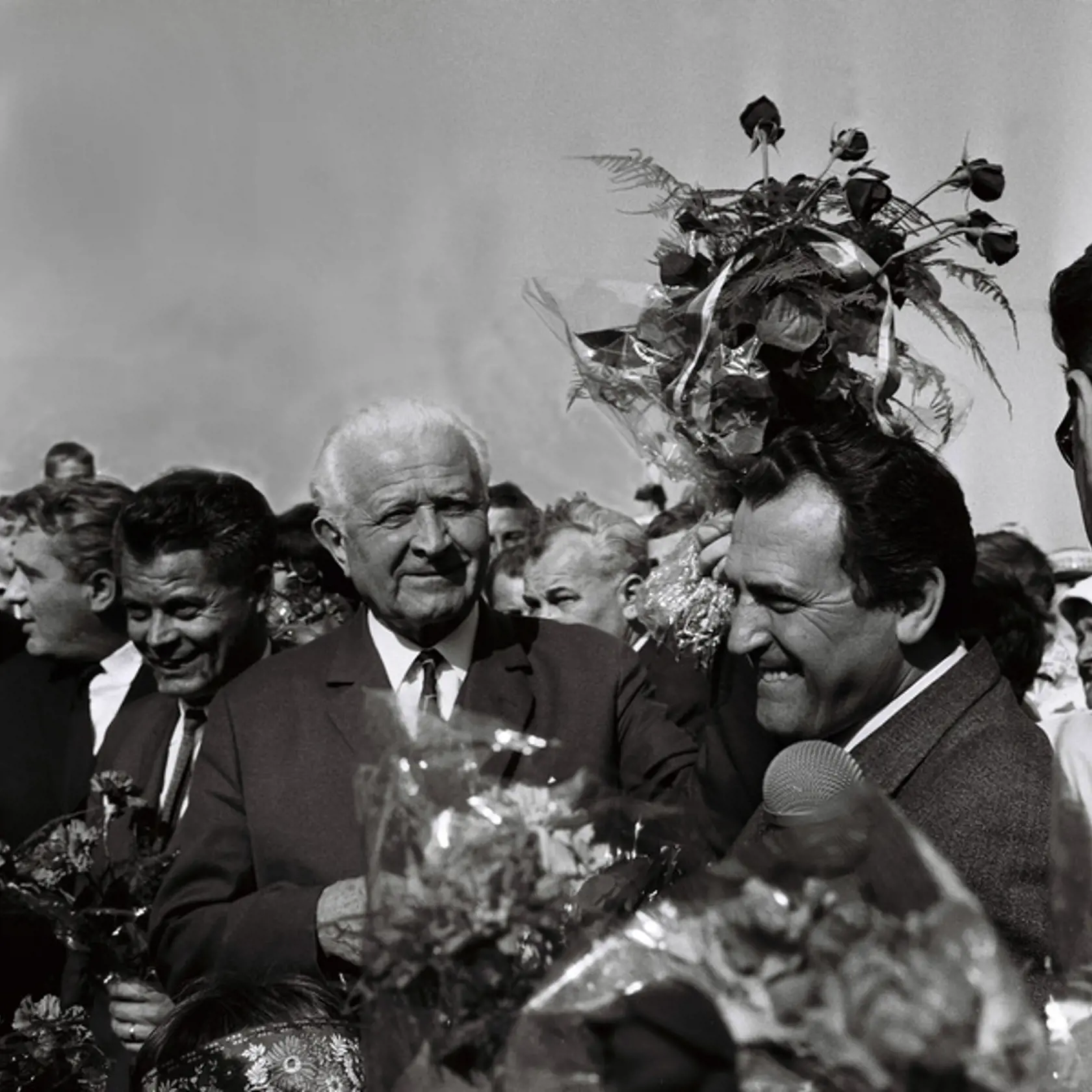 Na archívnej snímke z 23. apríla 1968 deti družstevníkov privítali vzácnych hostí kyticami čerstvých kvetov. Uprostred prezident republiky Ludvík Svoboda, vpravo prvý tajomník ÚV KSS Vasil Biľak a druhý zľava tajomník ÚV KSS Ján Janík.