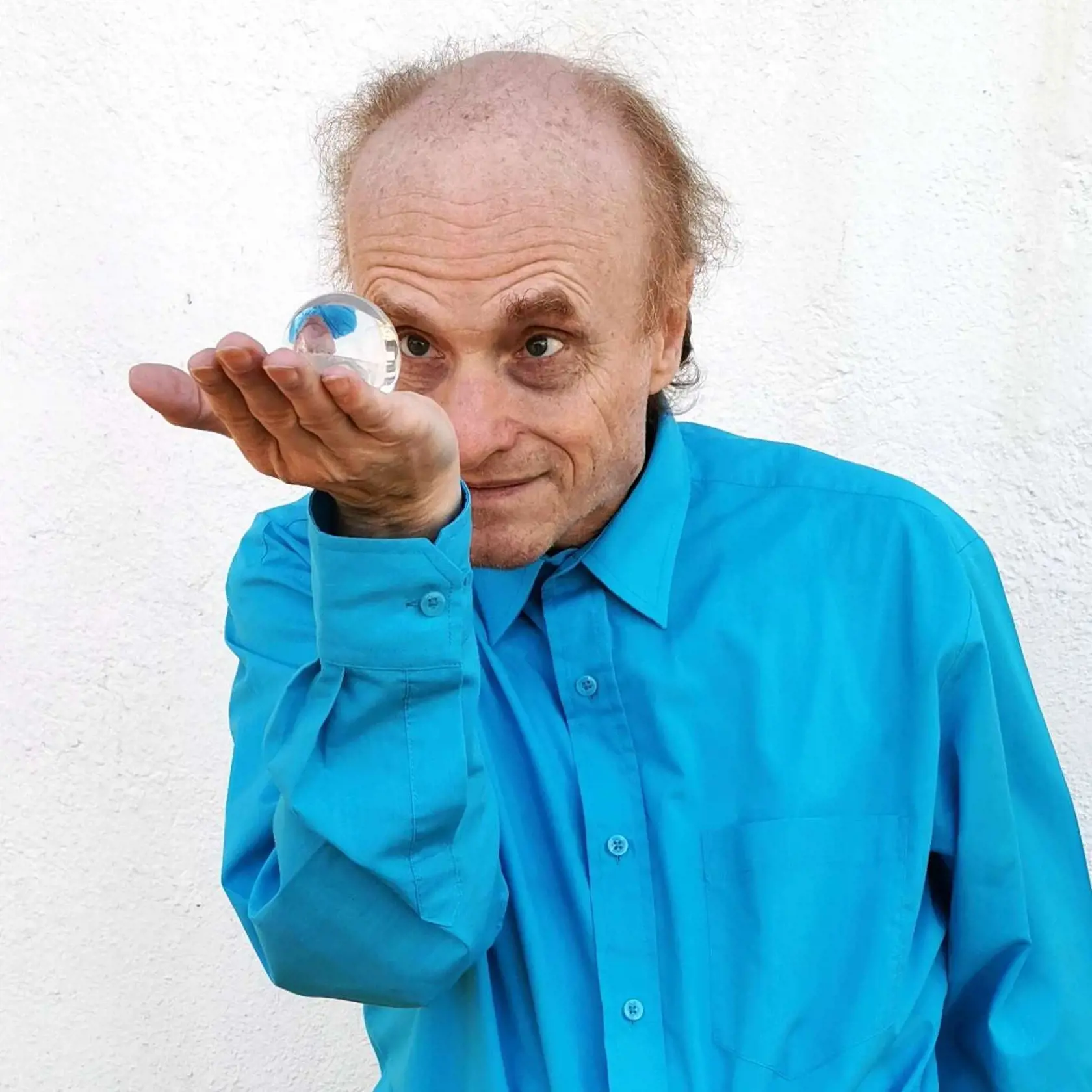Evolučný biológ a parazitológ Jaroslav Flegr pravidelne zverejňuje predikcie vývoja pandémie. S malými odchýlkami sa zvyknú aj naplniť.