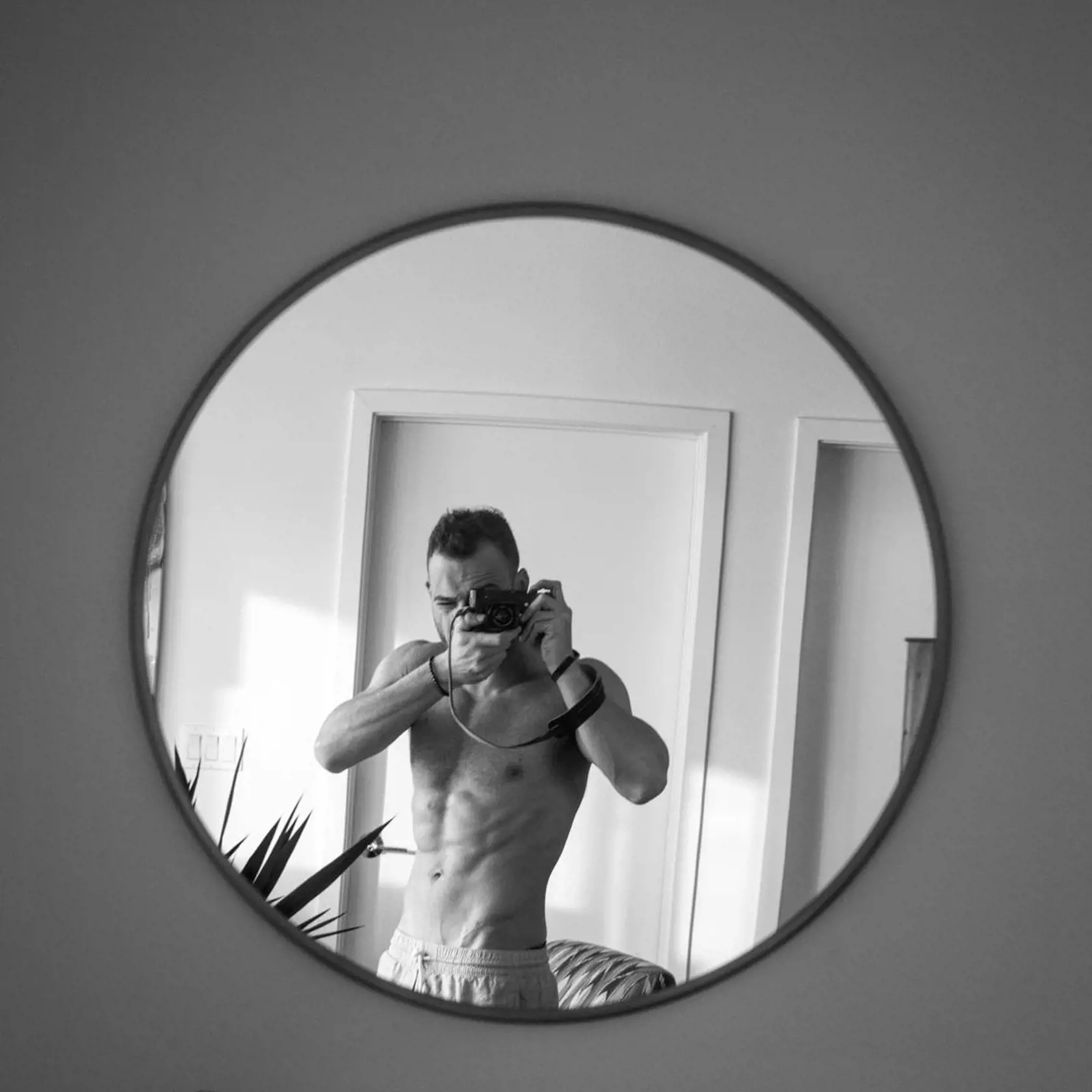 So sexepílom na tom o nič horšie nie je ani jej herecký kolega Kerem Bürsin (34), ktorý stvárnil arogantného Serkana. Na sociálnej sieti Instagram, kde ho sleduje takmer 10 miliónov fanúšikov, sa tiež rád pochváli svojím svalnatým telom. Čo poviete, sú hviezdy nového seriálu v realite ešte viac sexi ako na televíznych obrazovkách?