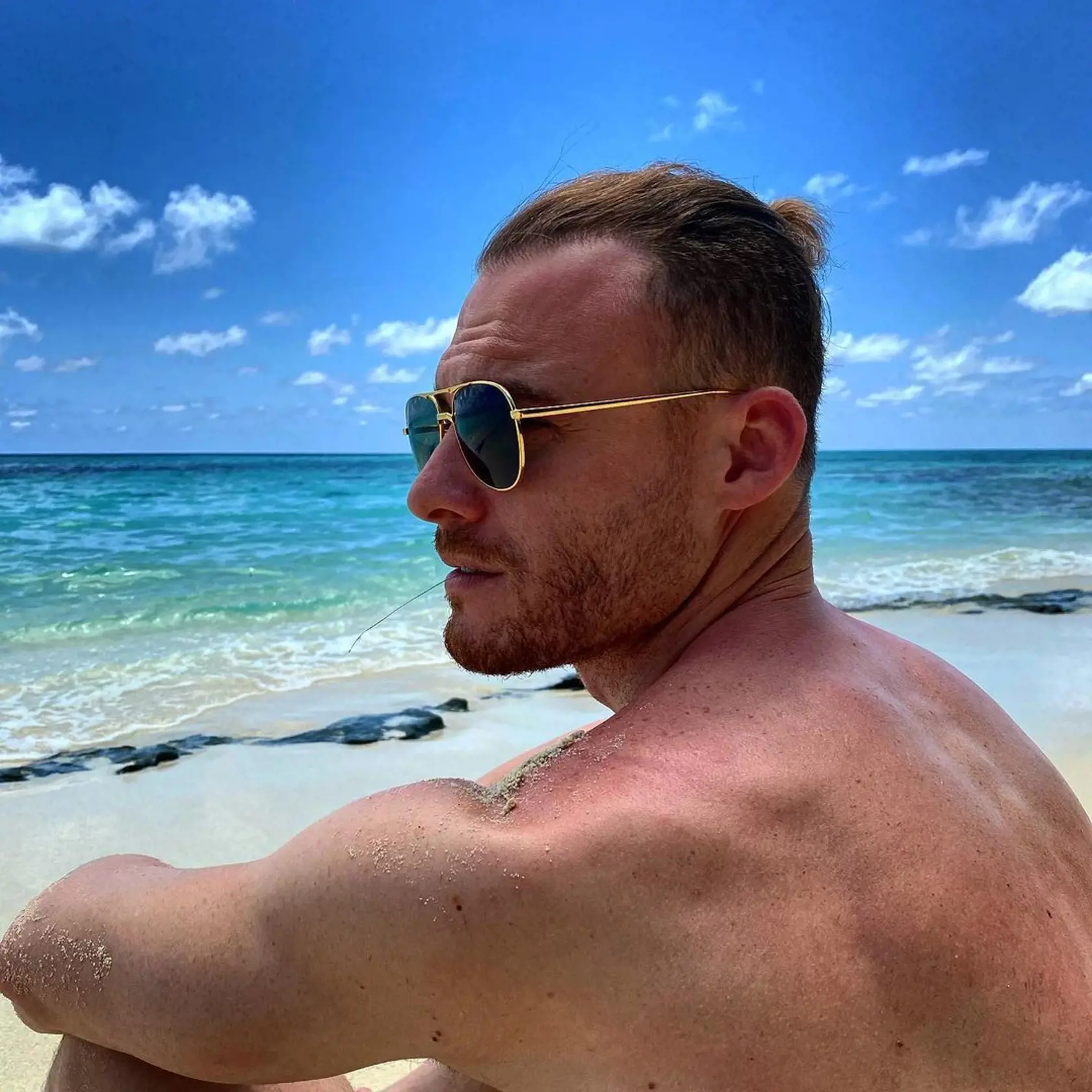 So sexepílom na tom o nič horšie nie je ani jej herecký kolega Kerem Bürsin (34), ktorý stvárnil arogantného Serkana. Na sociálnej sieti Instagram, kde ho sleduje takmer 10 miliónov fanúšikov, sa tiež rád pochváli svojím svalnatým telom. Čo poviete, sú hviezdy nového seriálu v realite ešte viac sexi ako na televíznych obrazovkách?