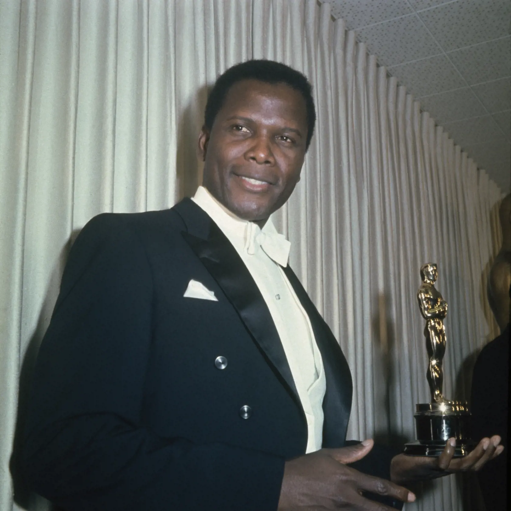 Sidney Poitier začal vystupovať v American Negro Theater, ale diváci ho neprijali, lebo falošne spieval, nemá totiž hudobný sluch. Od roku 1950 do roku 1965 bol ženatý s Juanitou Hardy, ktorá mu porodila 4 dcéry, ale od roku 1959 mal vzťah s herečkou Diahann Carroll. Za film Ľalie poľné dostal Sidney Poitier v roku 1964 Oscara.